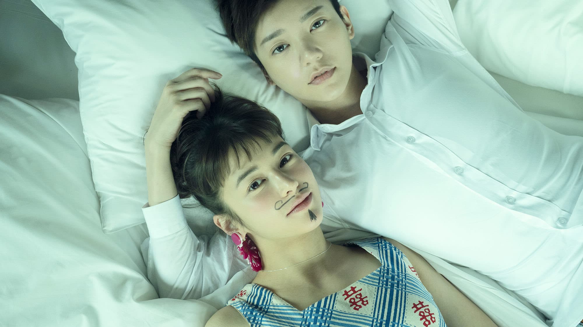 夏朧與郭雪芙主演的《揭大歡喜》，揭示了一個無性別世界的到來。（海鵬電影提供）