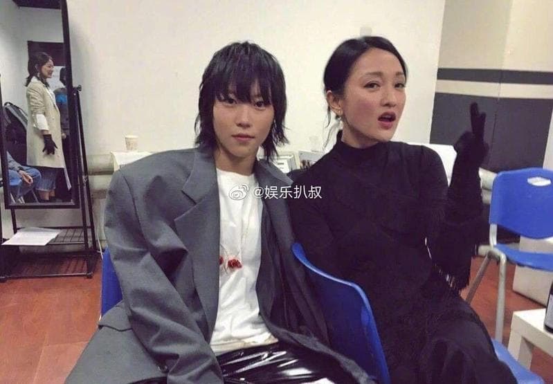 周迅近年與竇靖童關係相當密切,陸網一度瘋傳兩人領證結婚。(微博圖片)
