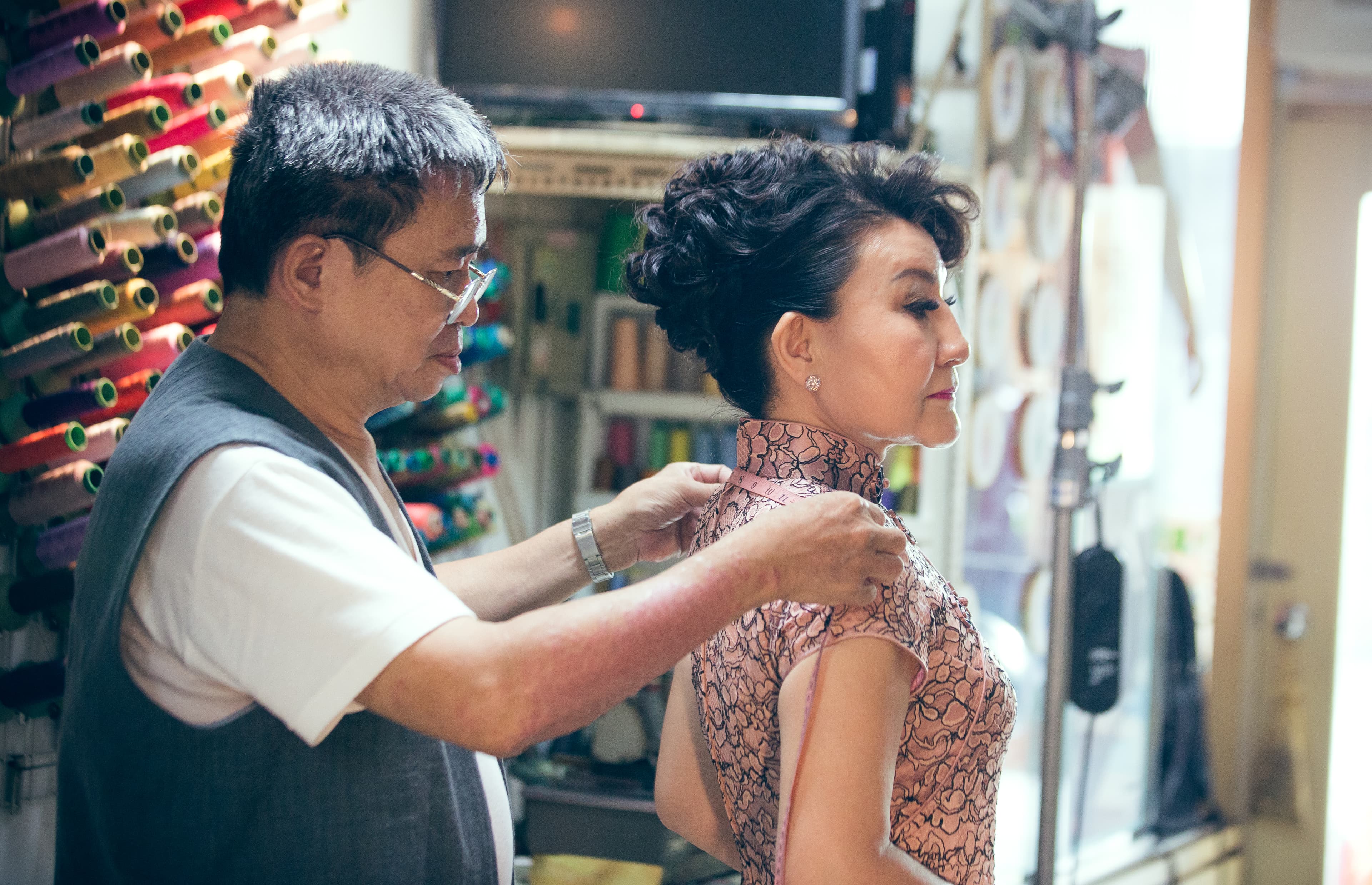《匠人魂》玉鳳旗袍店陳忠信師傅(左)生於50年代商賈雲集的大稻埕地區,手製旗袍已有50餘年。(文化總會提供)