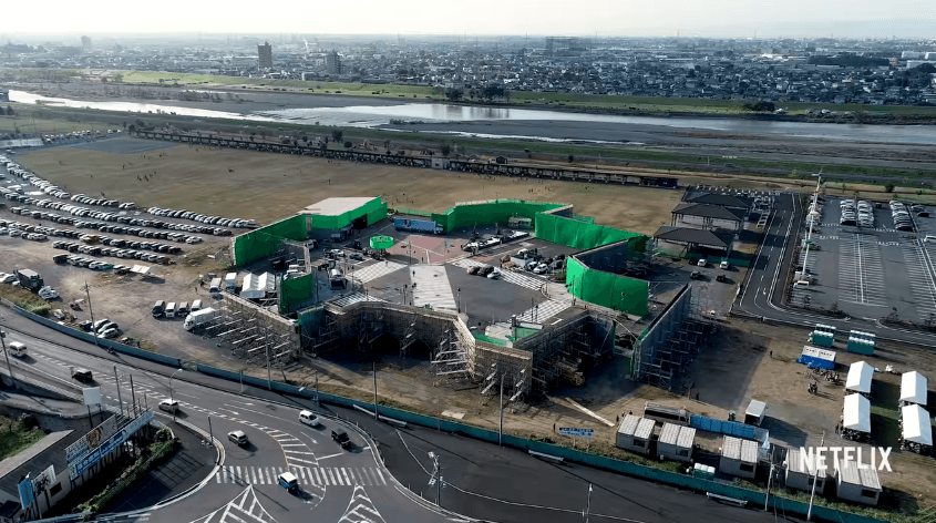 澀谷場景搭設在栃木縣足利市戶外，占地面積驚人。（翻攝自Netflix Youtube畫面）