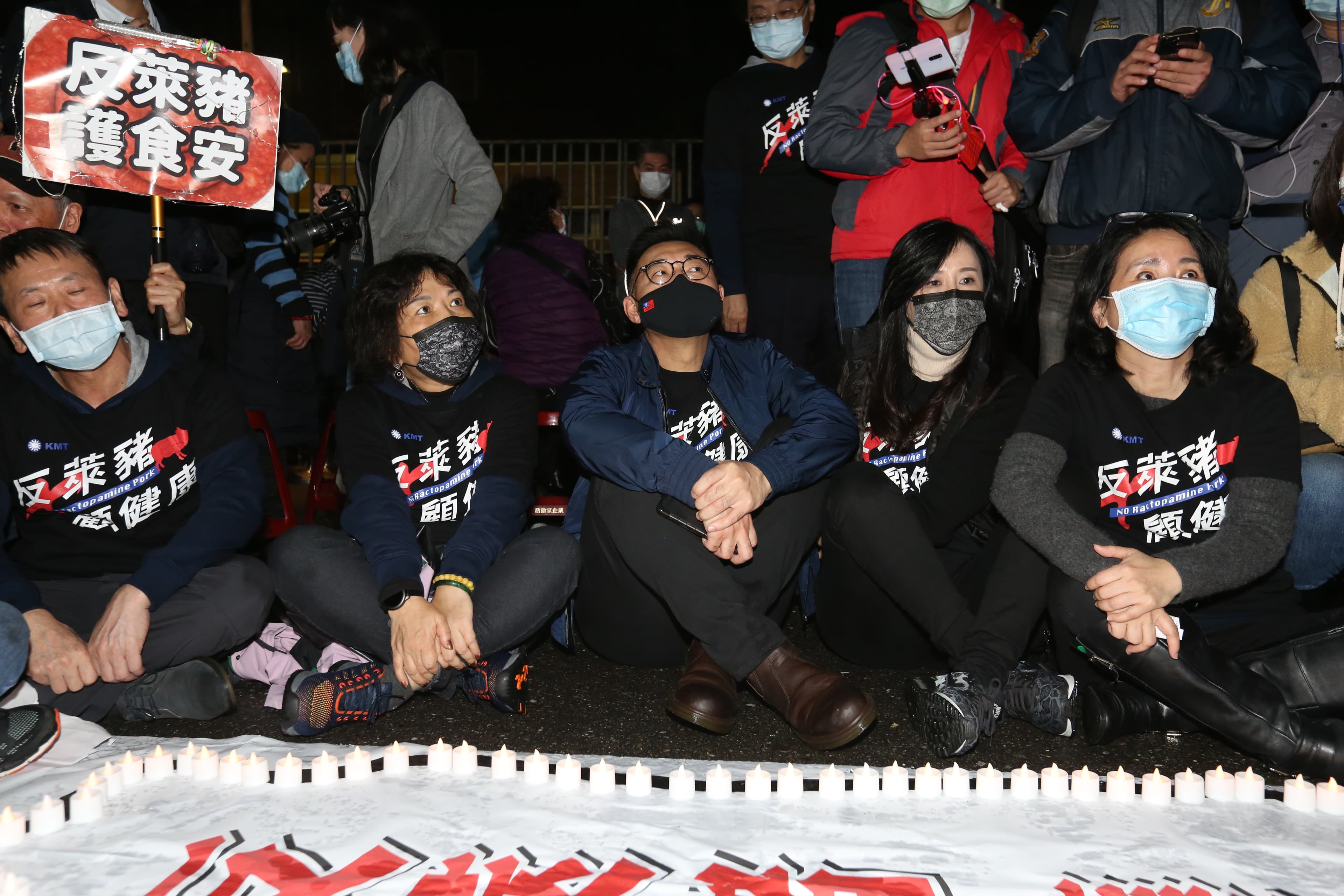 國民黨主席江啟臣,率藍委夜宿街頭重申反萊豬立場。