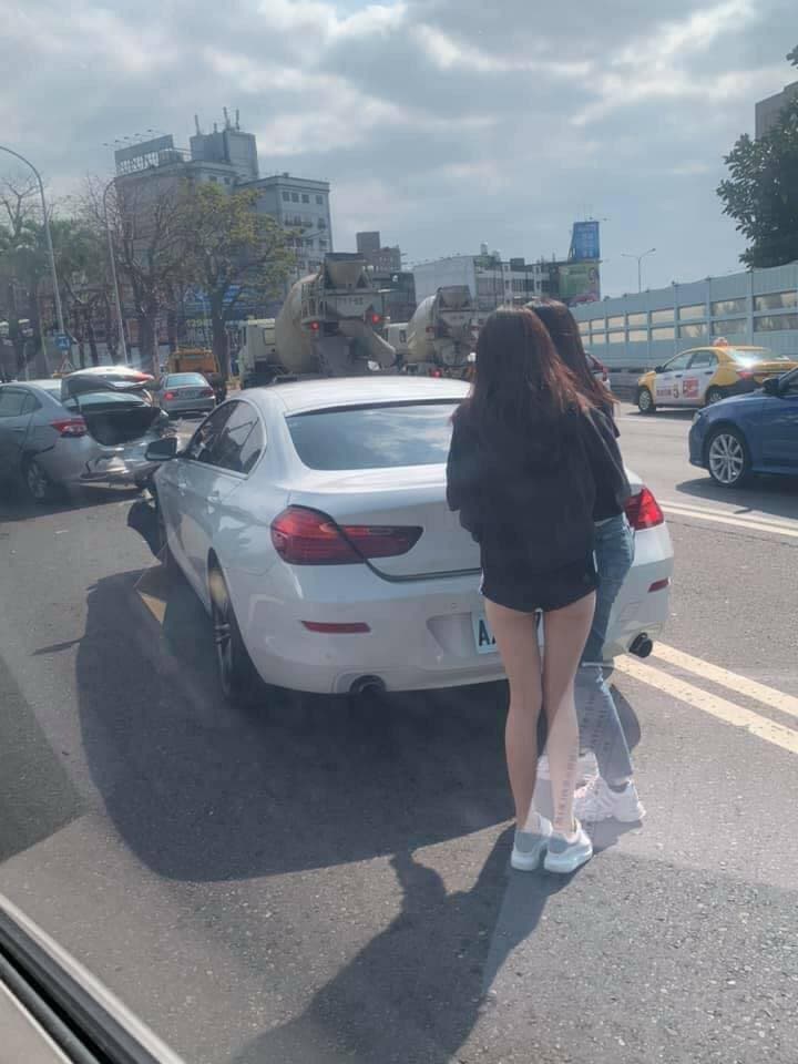 車禍現場1位正妹身穿黑色真理褲,雪白逆天長腿,一覽無遺,讓網友歪樓。(翻攝自爆廢1公社)