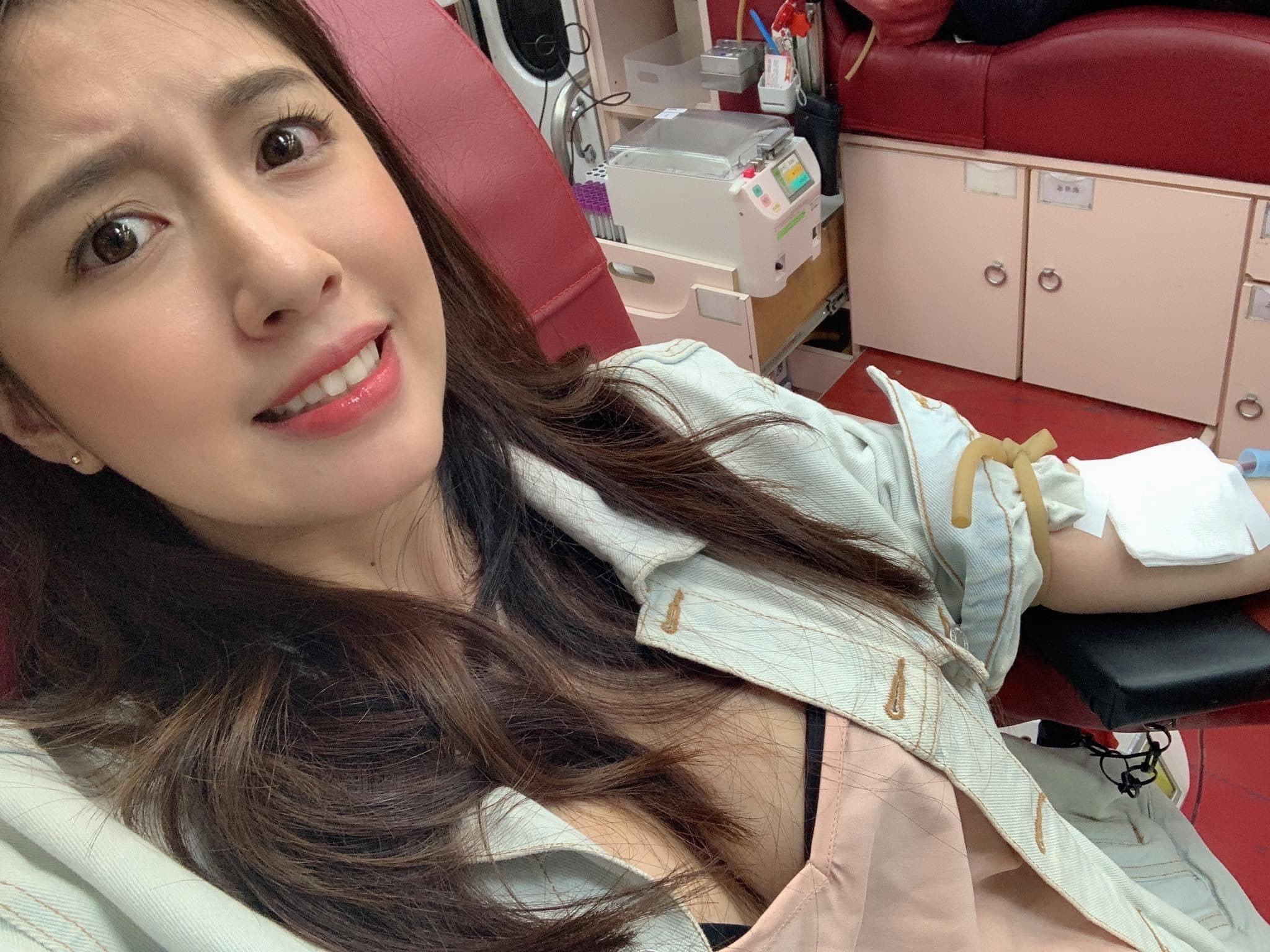 辜莞允更新辣照不手軟,連捐個血內在美也搶鏡。(翻攝自辜莞允臉書)