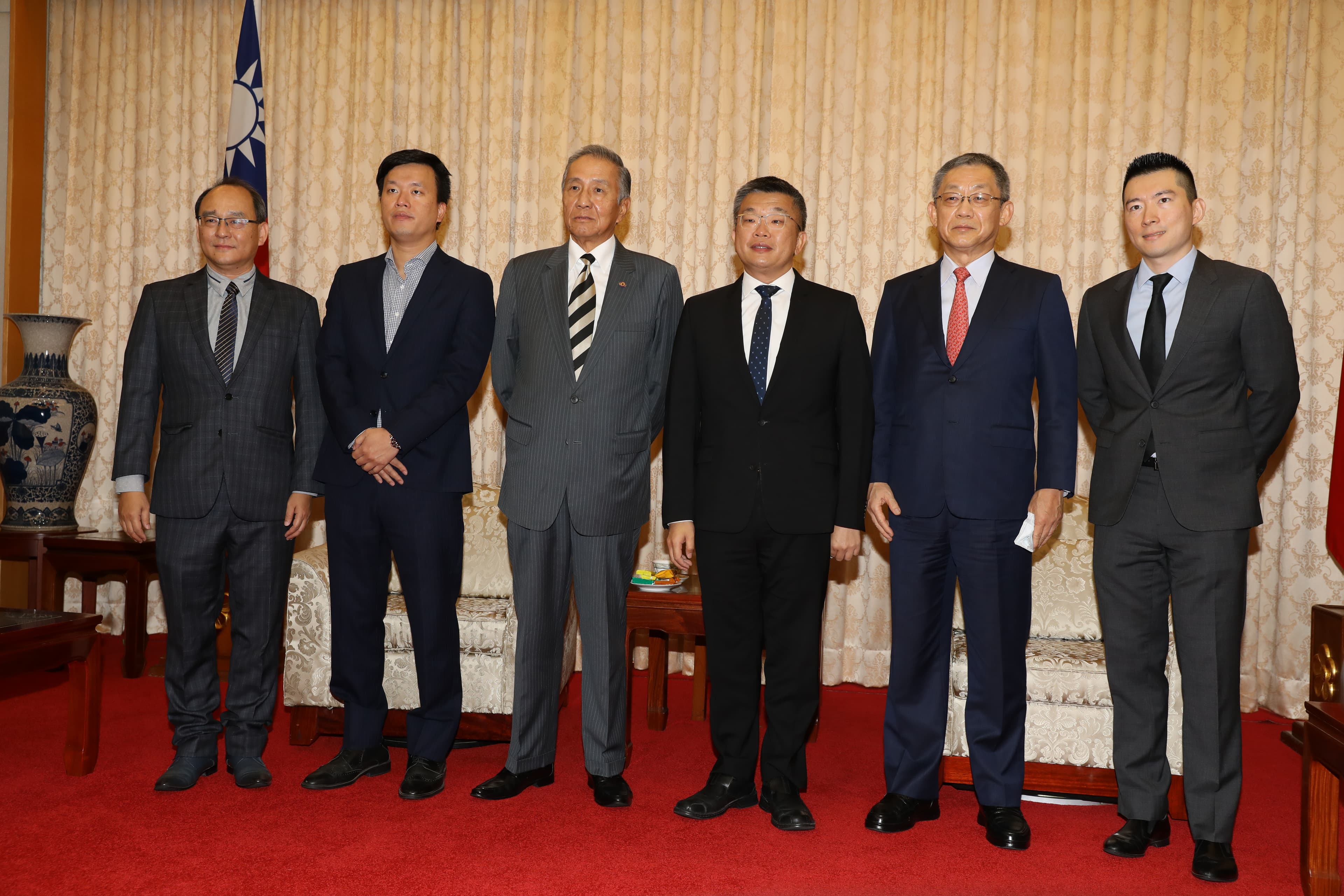 中職5球團代表今拜會立法院副院長蔡其昌(右3),蔡會後宣布同意接掌中職下屆會長。