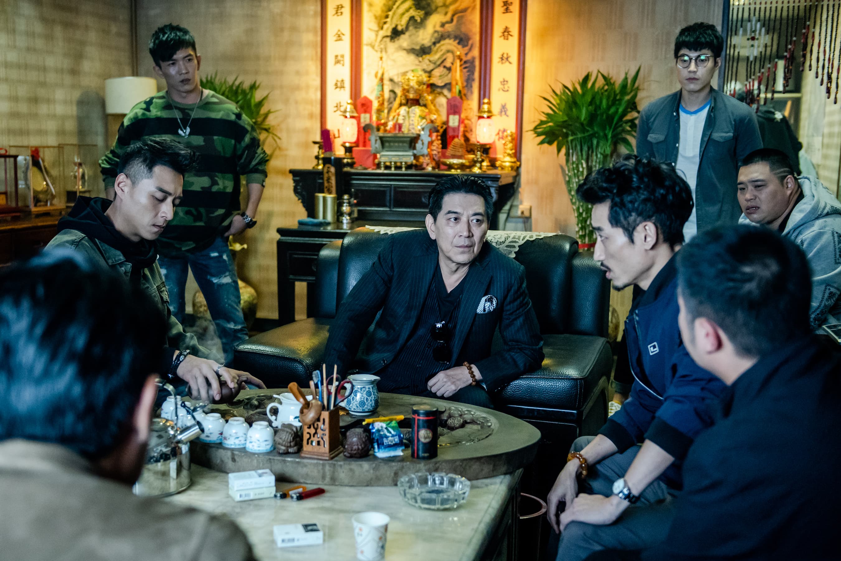 本集故事設定在《角頭2》的6年前，在《角頭2》領便當的高捷（左3）、黃尚禾（左2）、唐振剛（右2）、吳震亞（右1）等人都回歸演出。 （巧克麗娛樂提供） 