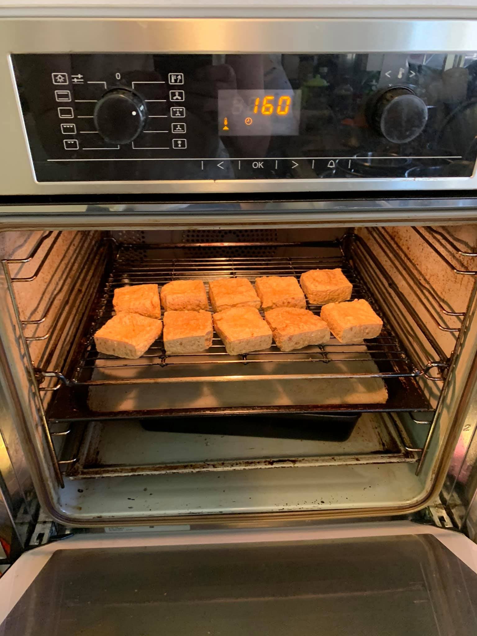 入烤箱回烤,讓臭豆腐酥脆。
