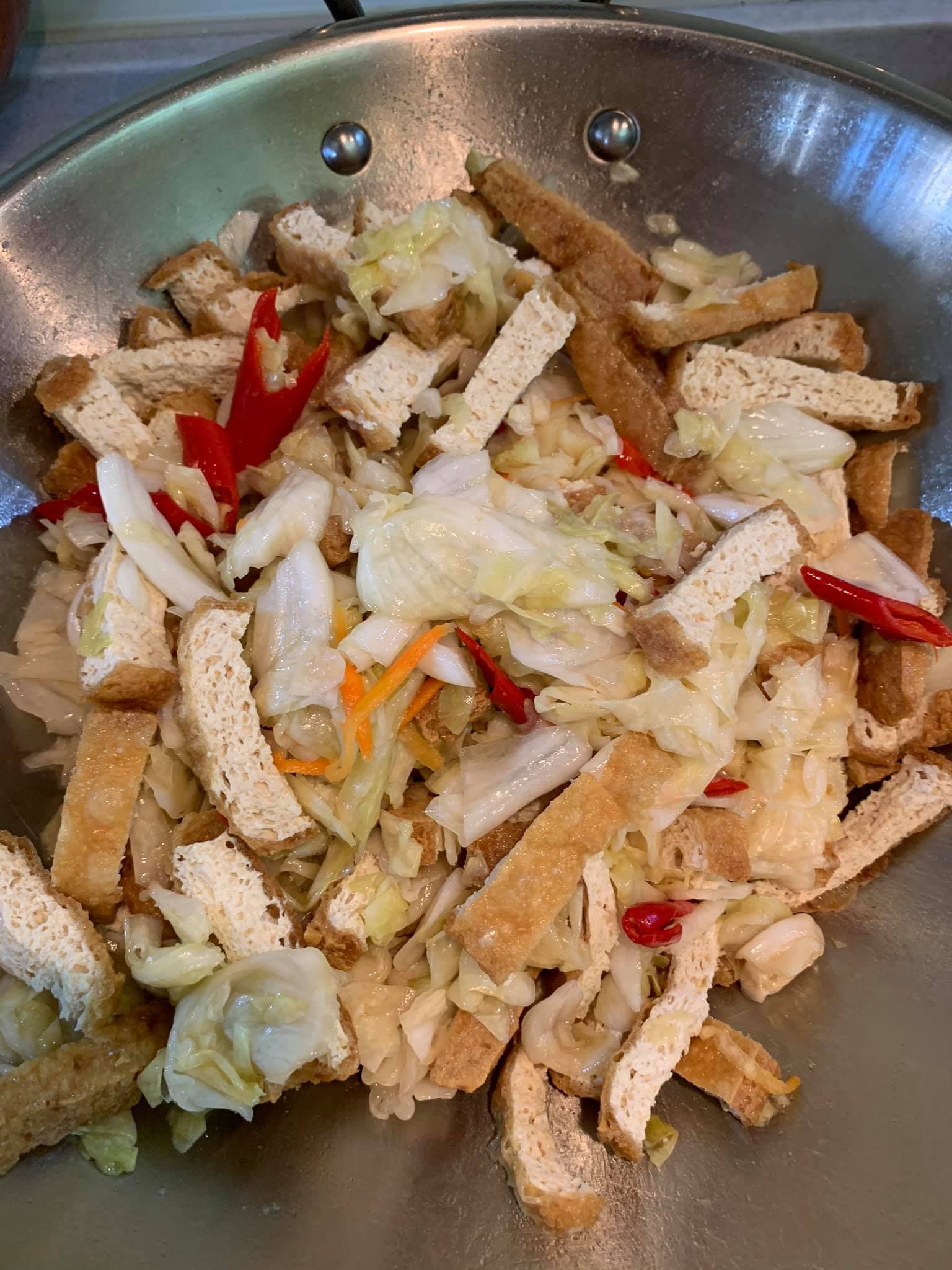 臭豆腐快炒泡菜,最後可下一點烏醋和XO醬變化風味。