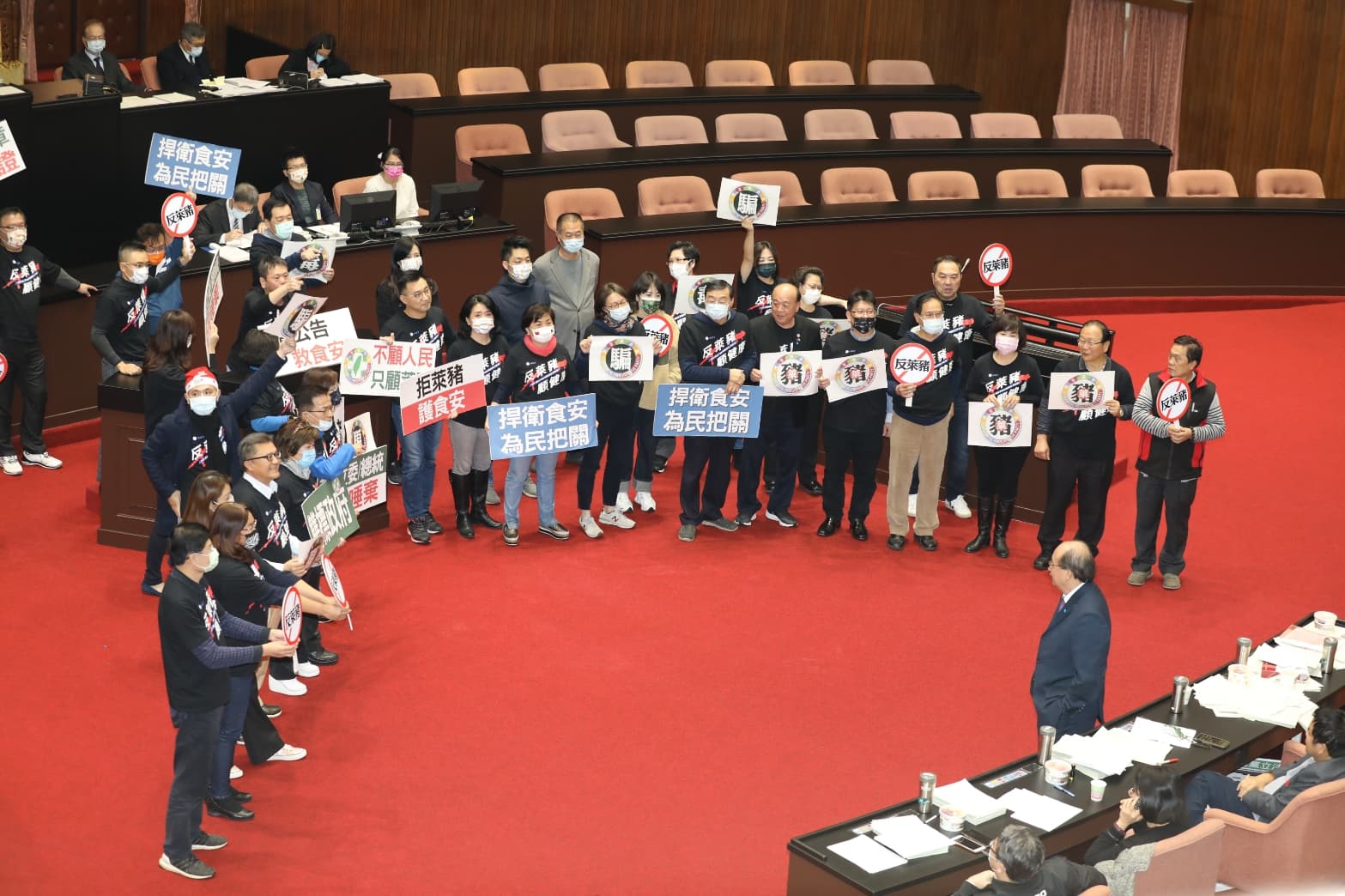 立法院院會昨處理含萊劑美豬開放的9項行政命令及相關議案,在野黨提案均未能通過。