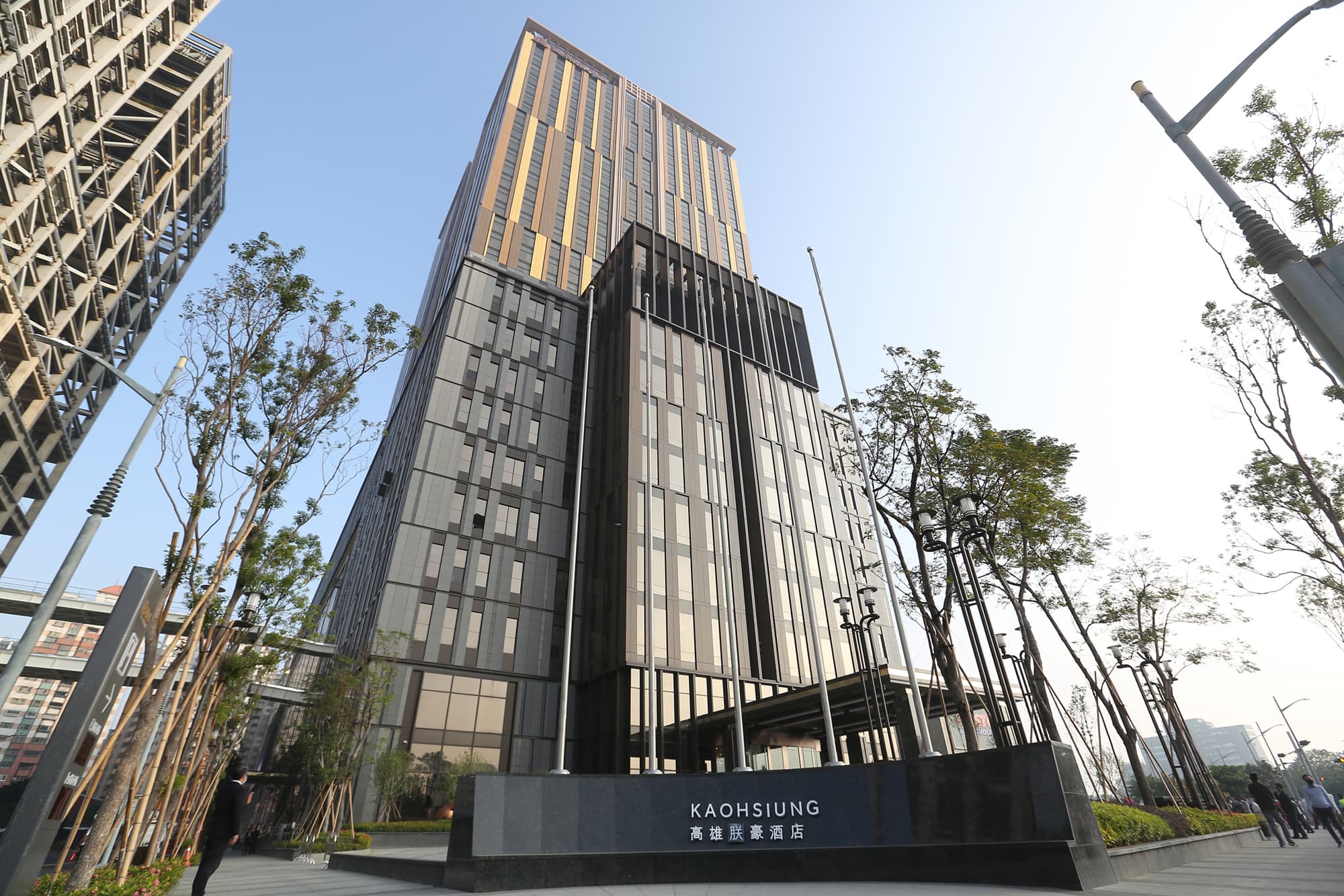 朕豪大酒店原打出與國際知名的「萬豪」結盟,但由於雙方系統建置仍需時間調整,要等疫情緩和,萬豪國際總部可來台確認相關介面後才會正式掛牌。