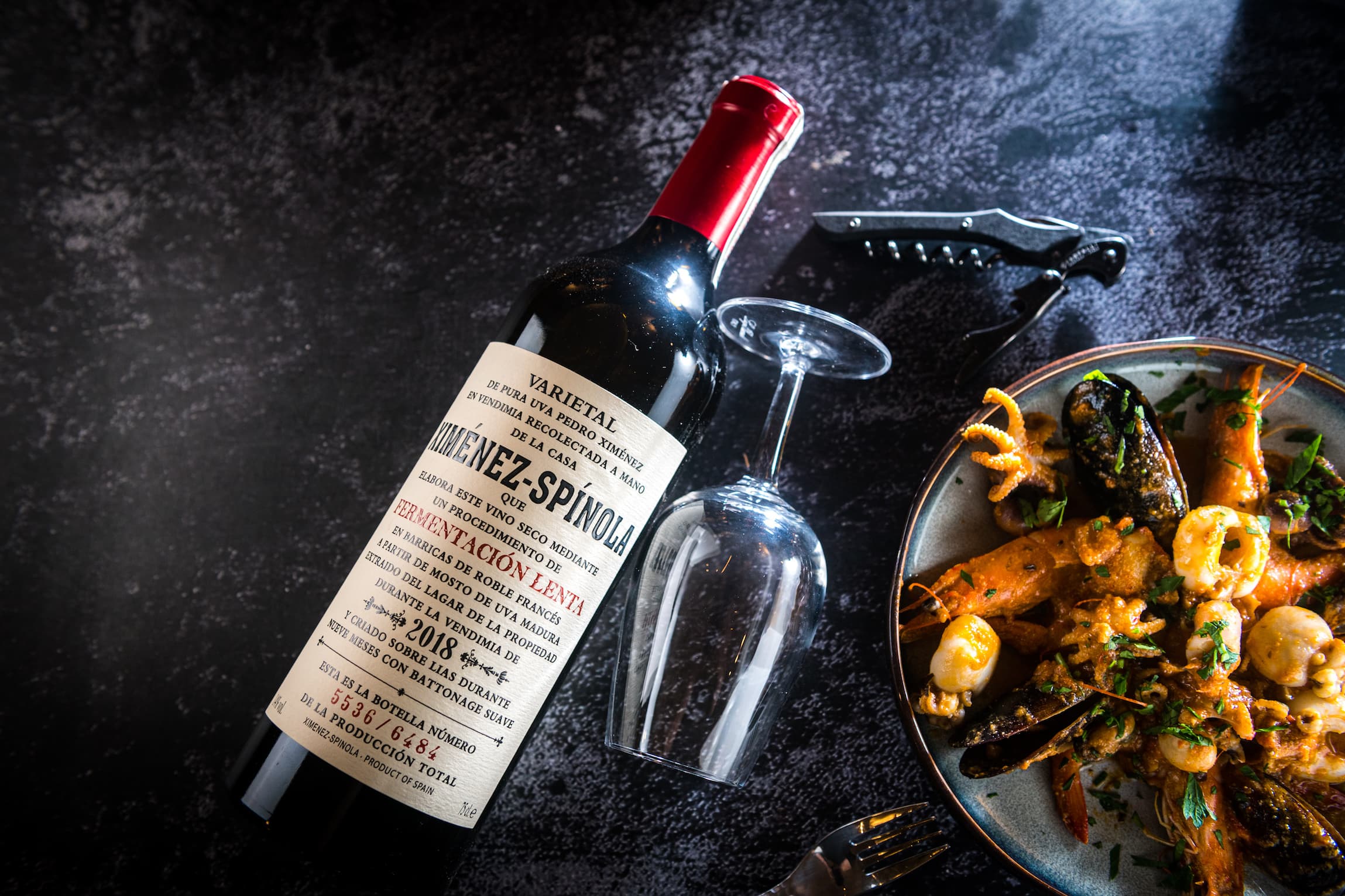 「慢型發酵PX極干白酒」入口酸度明亮，柑橘系香氣，搭配香煎海鮮極對味。（1,600元／瓶，莎祿Salud代理）