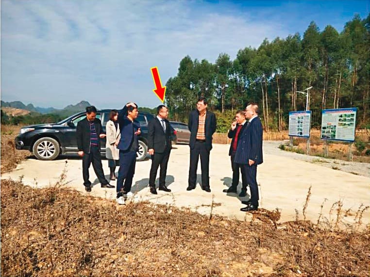 邱忠義(箭頭處)近年在中國十分活躍,連地方政府也誤信他是新光集團的代表。(讀者提供)