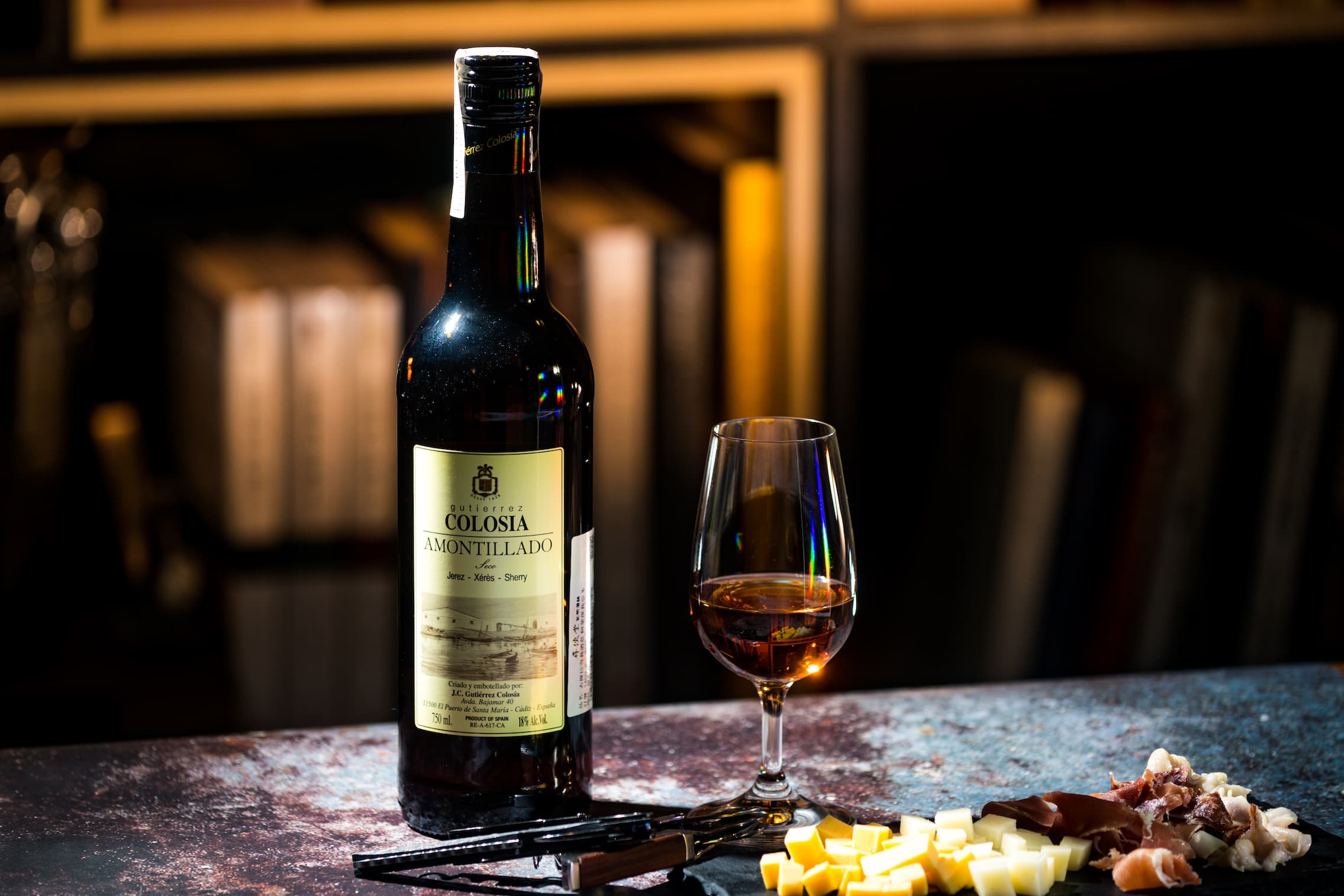 古提拉雪莉酒莊Amontillado雪莉酒」酸度平衡和諧，尾韻伴著爽口的堅果與木質調性。（1,600元／瓶，深杯子代理）