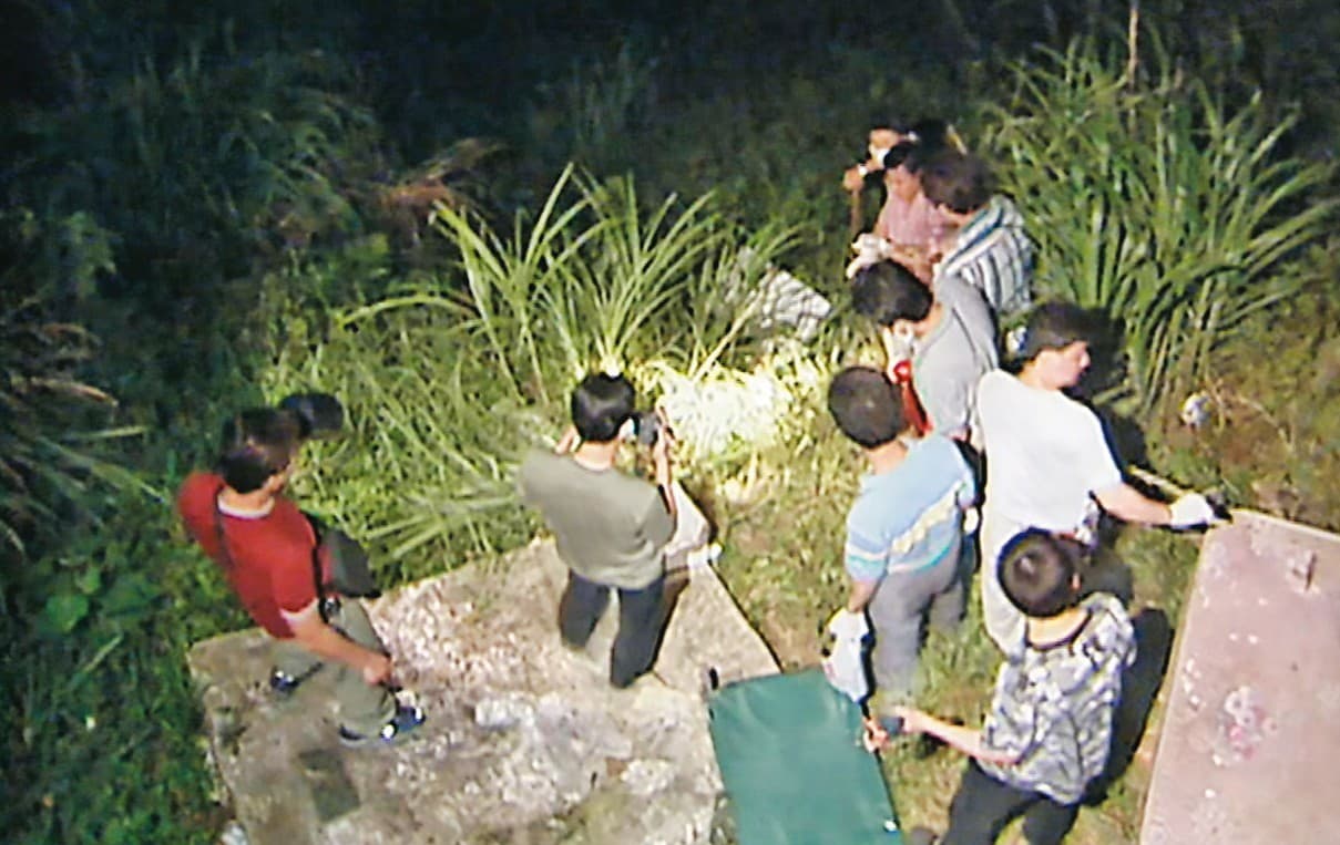家屬到棄屍現場祭拜後不久,屍體就在床墊下方的土堆被挖出。(東森新聞提供)
