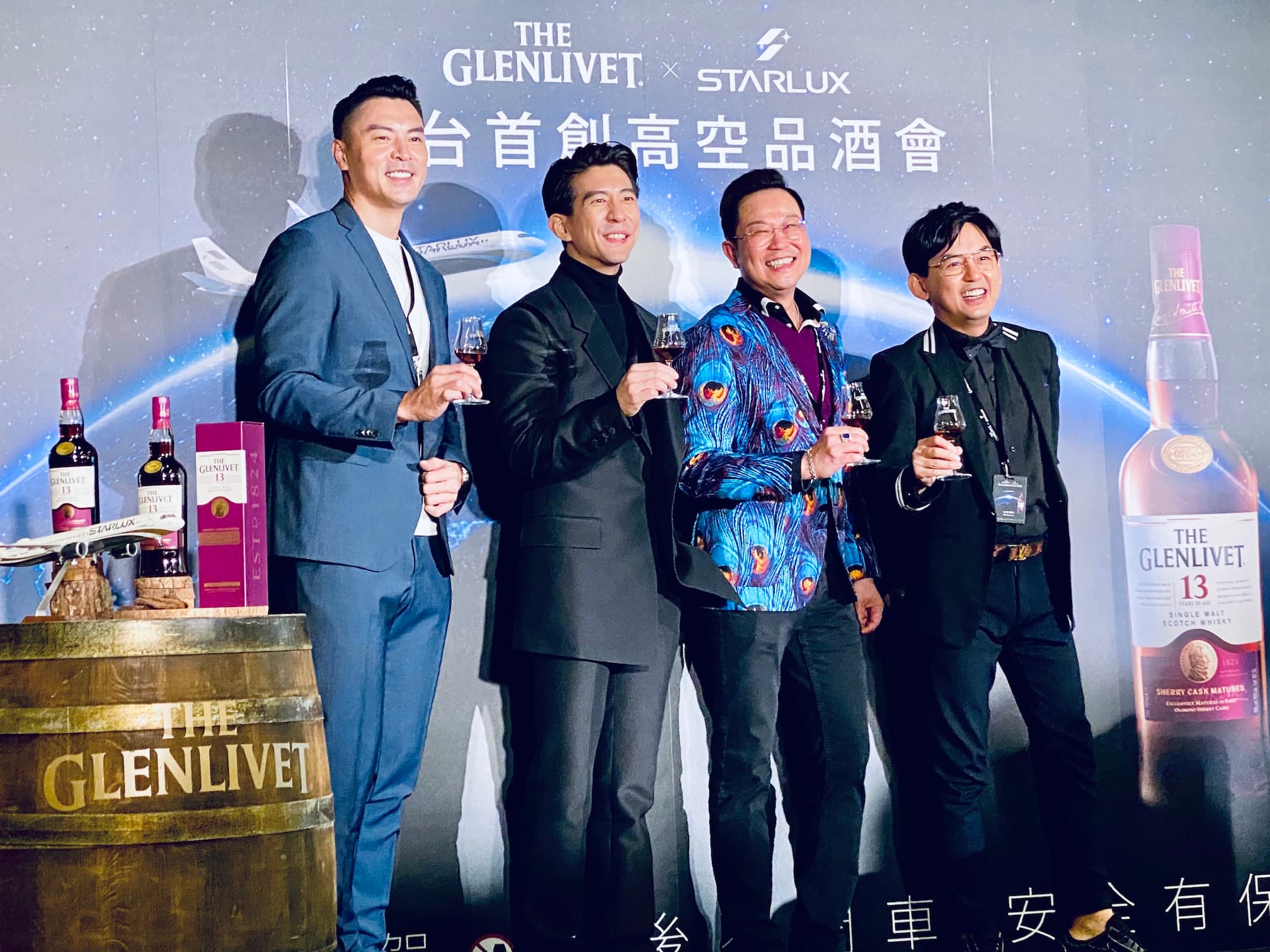 格蘭利威首次攜手星宇航空跨界合作,舉行全台首創高空品酒會,台灣保樂力加董事總經理TERENCE(右二)與來賓陳信安(左一)、修杰楷(左二)、黃子佼(右一)一同合影。