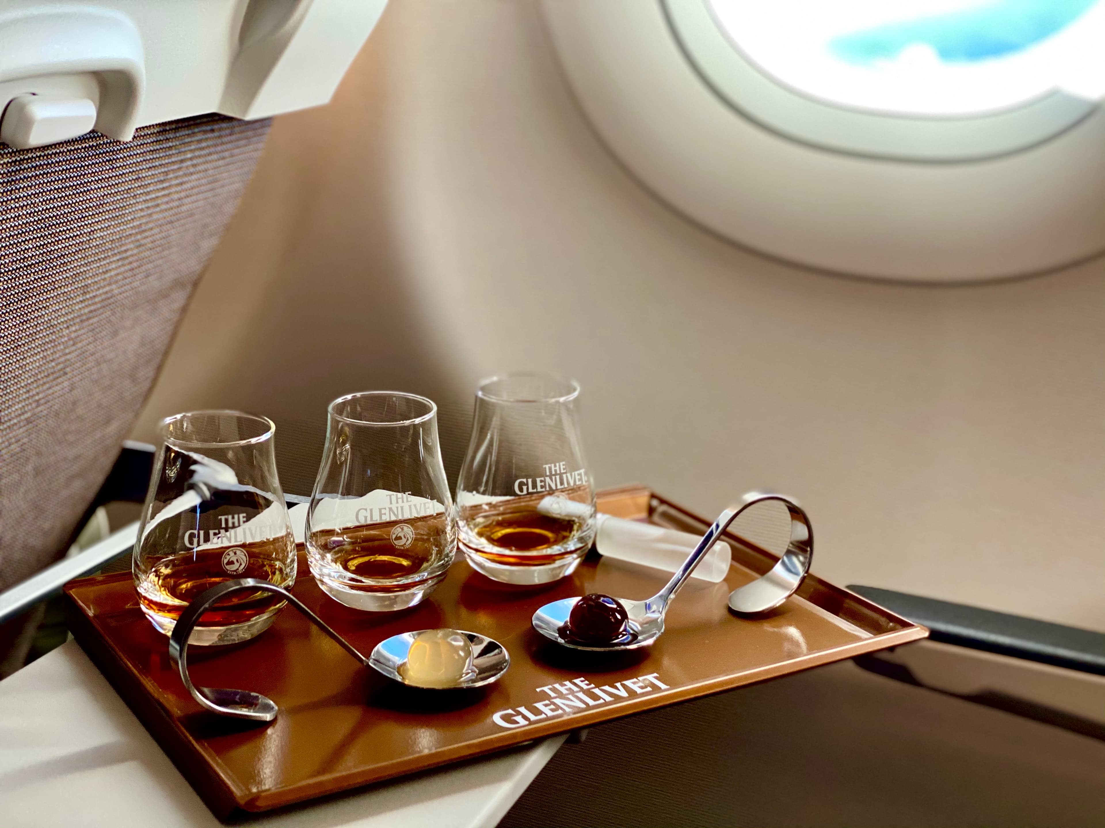 全台首創高空品酒會專屬品飲組,(左起)格蘭利威13年、格蘭利威13年原酒與2款太空膠囊。