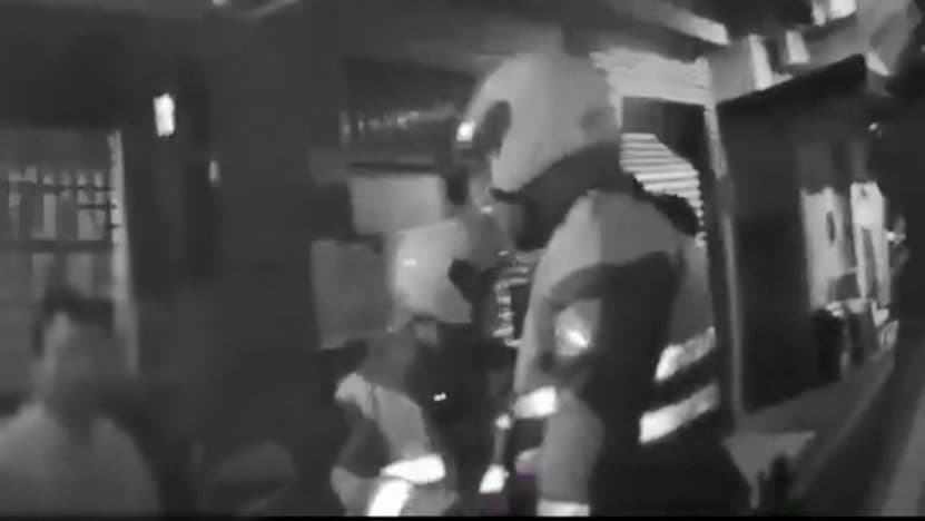 警方循線找到何姓男子,結果他因為酒醉的關係,連話都說不清楚。(翻攝畫面)