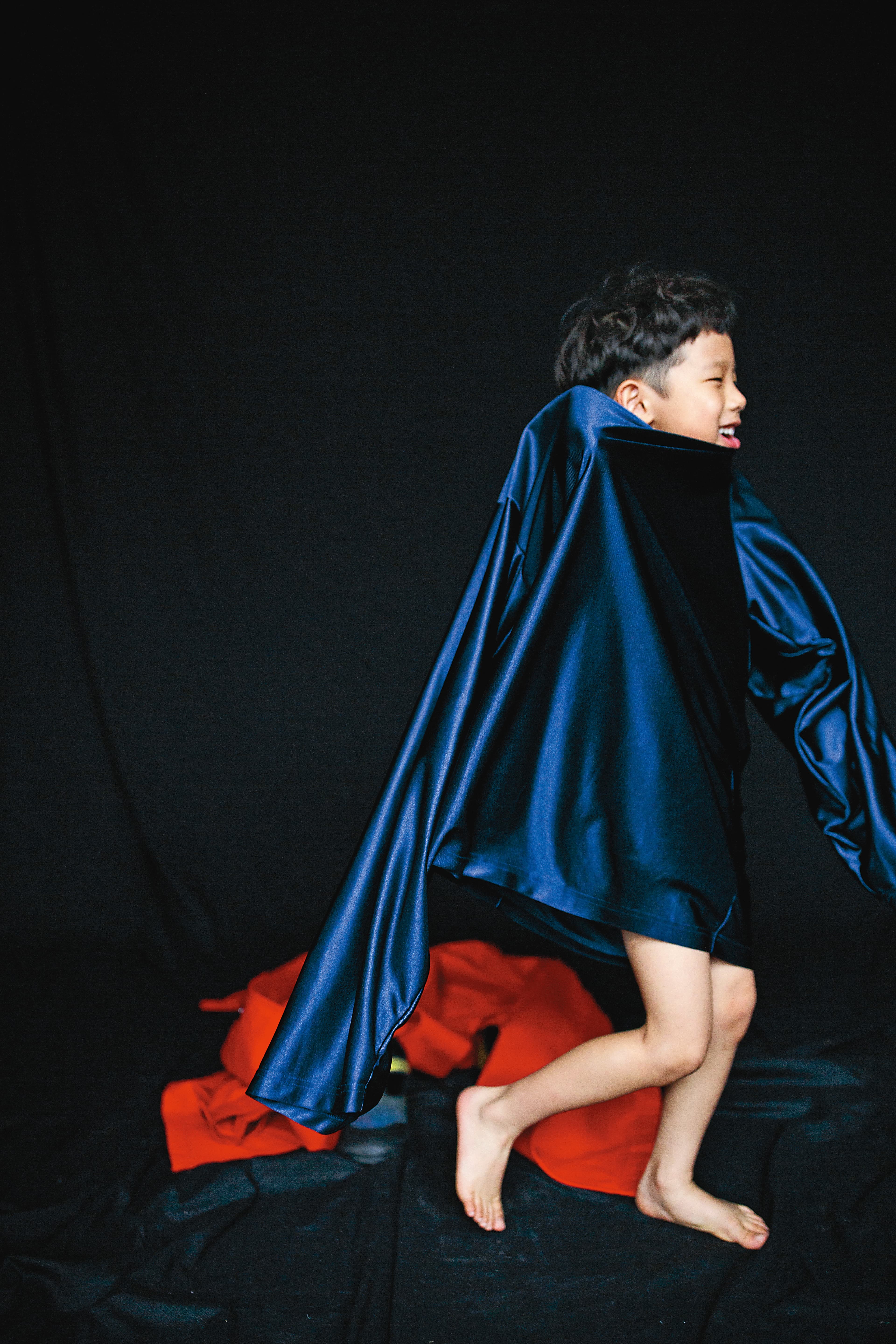 豔唇紅厚棉附腰帶風衣 NT$75,700 by BOTTEGA VENETA／藍色高領運動風上衣 價格電洽 by BALENCIAGA／亮片鞋 價格店洽 by LOEWE