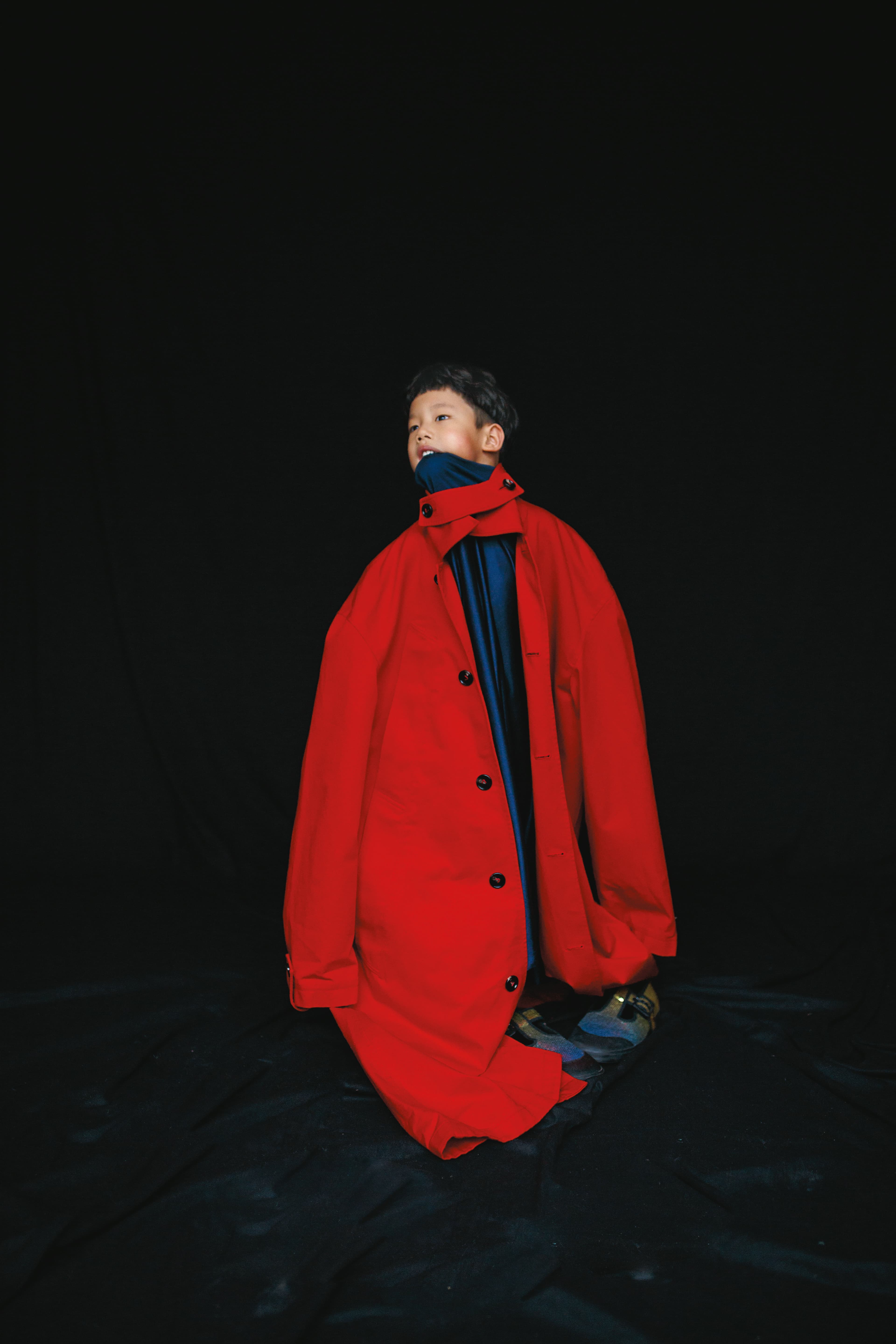 豔唇紅厚棉附腰帶風衣 NT$75,700 by BOTTEGA VENETA／藍色高領運動風上衣 價格電洽 by BALENCIAGA／亮片鞋 價格店洽 by LOEWE