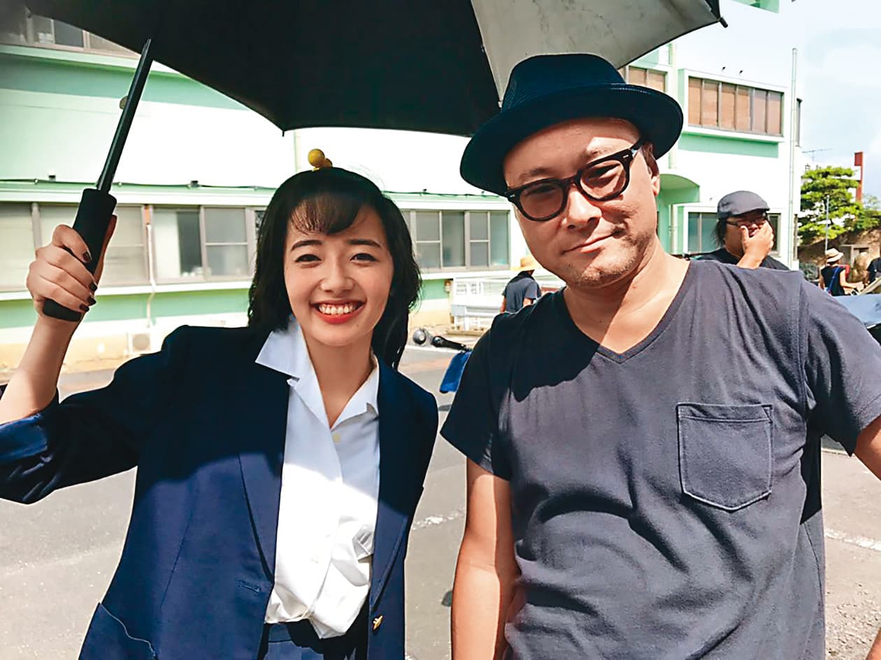 內田英治(右)執導《AV帝王》時也是透過海選找到女主角森田望智。(翻攝自內田英治推特)