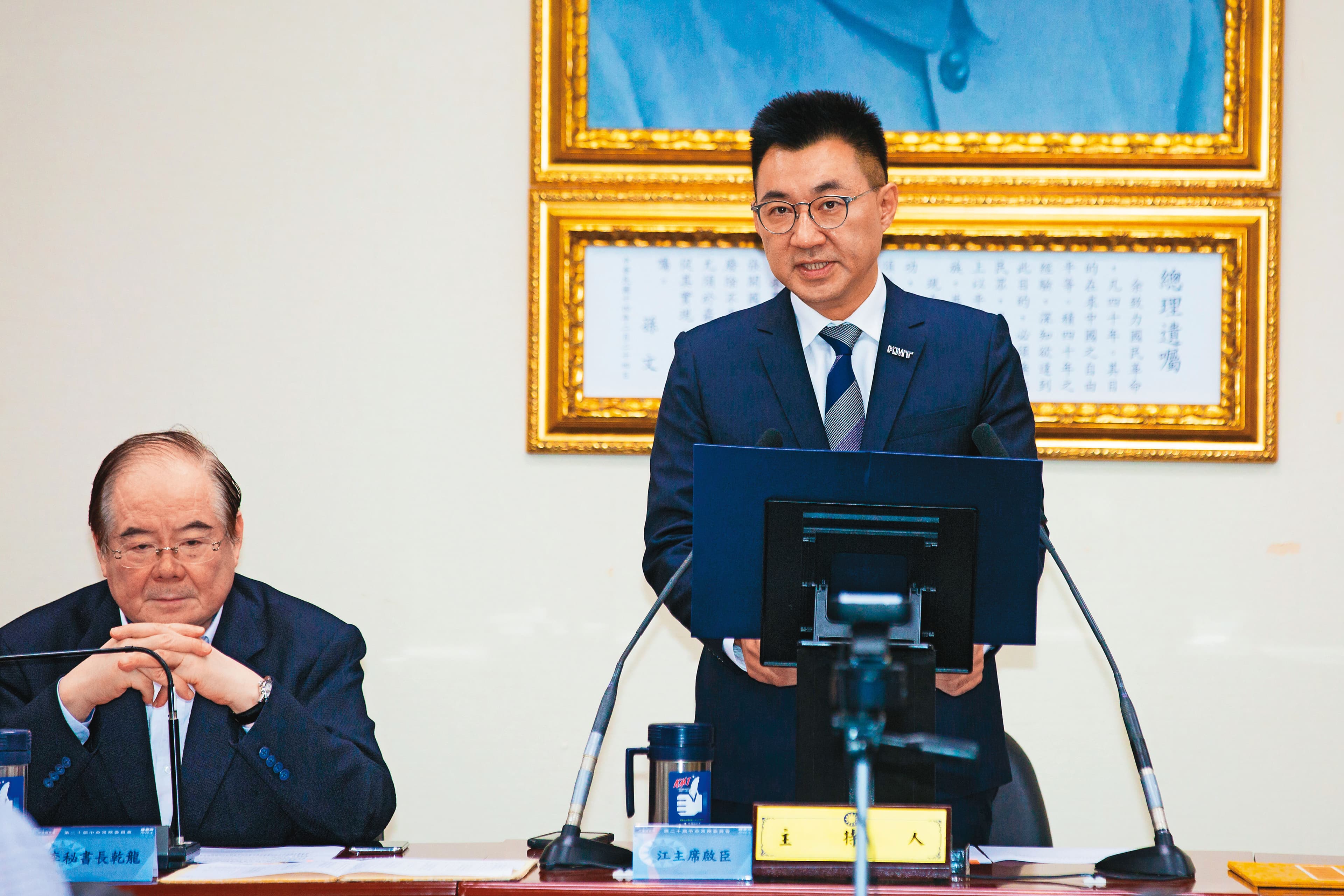 江啟臣（右）取消動員23日的反萊豬晚會造勢，讓祕書長李乾龍（左）氣到找多位藍委抱怨。
