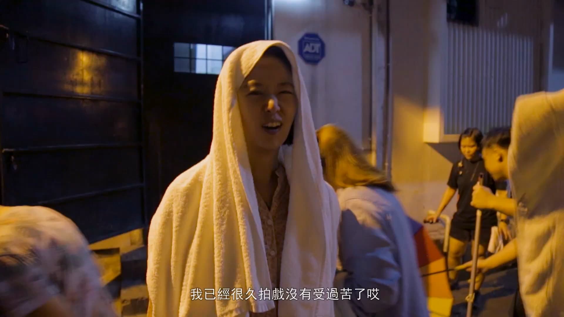 林心如拍淋雨戲才吹乾又要去淋雨,自嘲「很久拍戲沒有受苦了」。(翻攝自花絮)