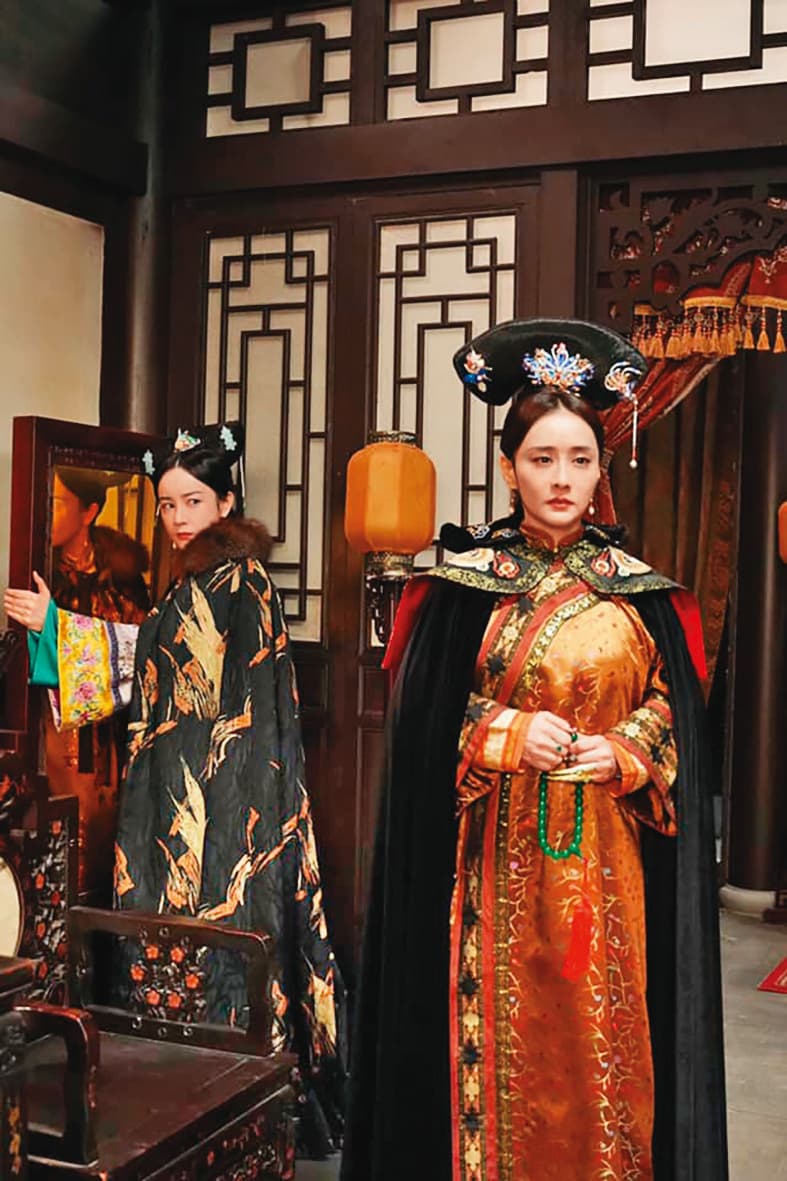 陳德容(右)以出道32年資歷參加《我就是演員3》競技,演出《少年天子》的孝莊太后。左為張檬。(翻攝自陳德容臉書)