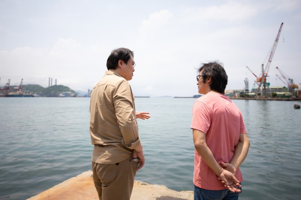 2020年5月，林右昌（左）親自導覽，帶領魏德聖（右）走訪基隆大歷史場景現場。