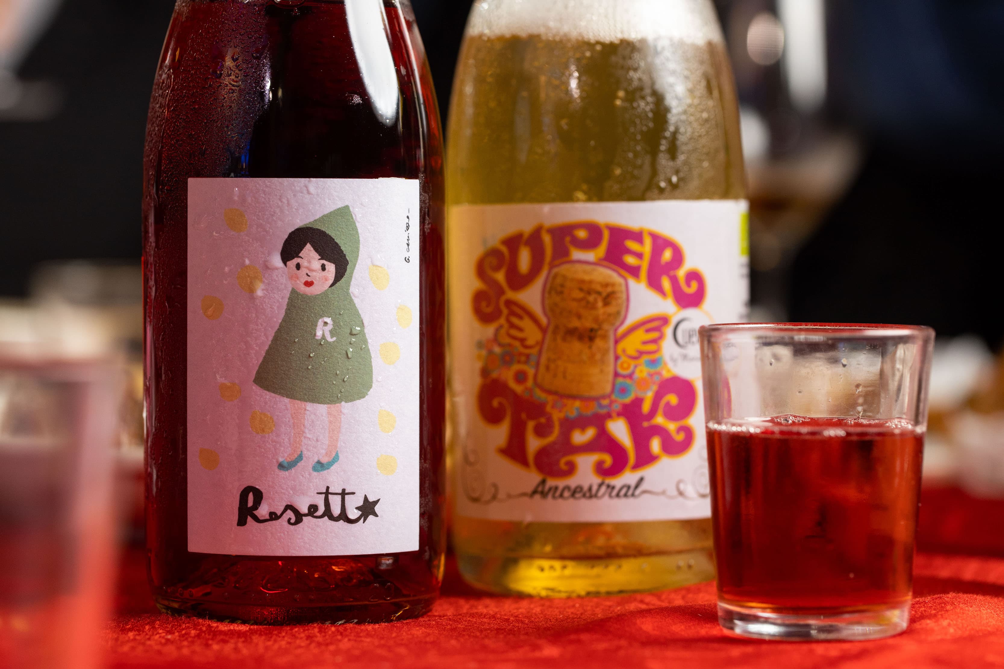 旭宣「塔維金酒莊羅賽塔粉紅酒」酒標可愛、酒體清爽(左,1,080元/瓶);莎祿「超級星氣泡酒」有檸檬紅茶般的酸爽,非常適合搭配清淡的湯品與拼盤。(右,1,200元/瓶)