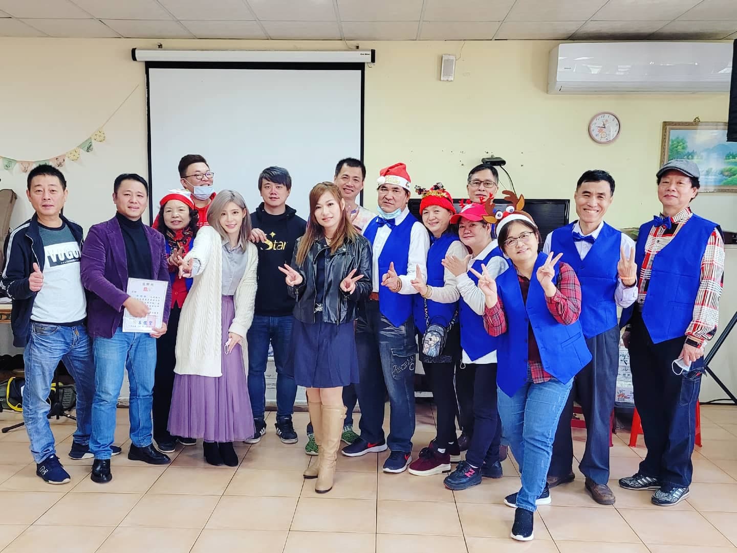 孟慶而(左5)和Eddie(左6)新婚第一天就到新屋啟智學校公益演出。(孟慶而提供)