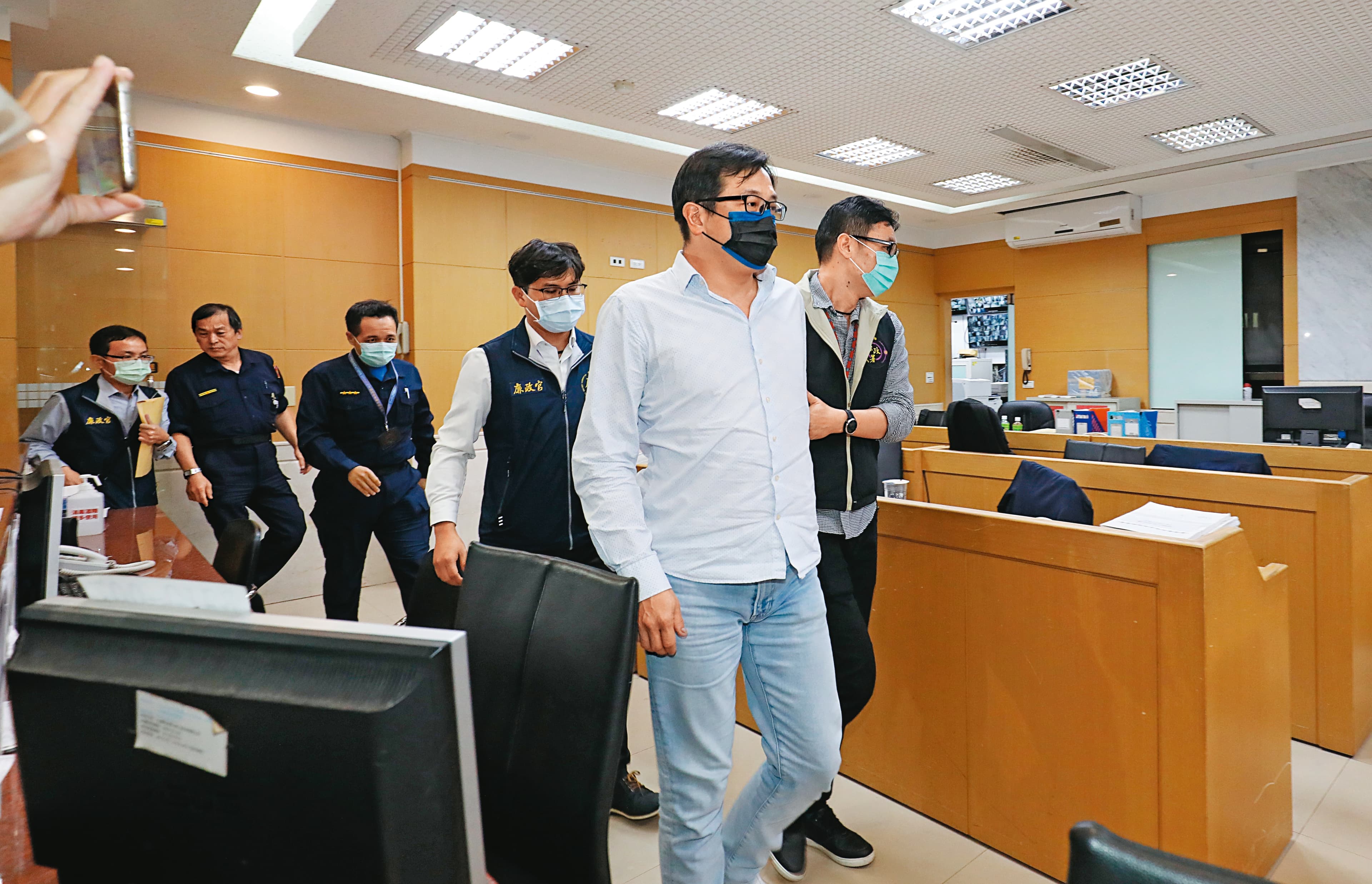 游迺文的手機被查出有多個LINE群組,除台新金投資長發起的「小龍會」,還有暱稱「小喬空中美人」的練姓女子提供帳戶及存款供他投資使用。
