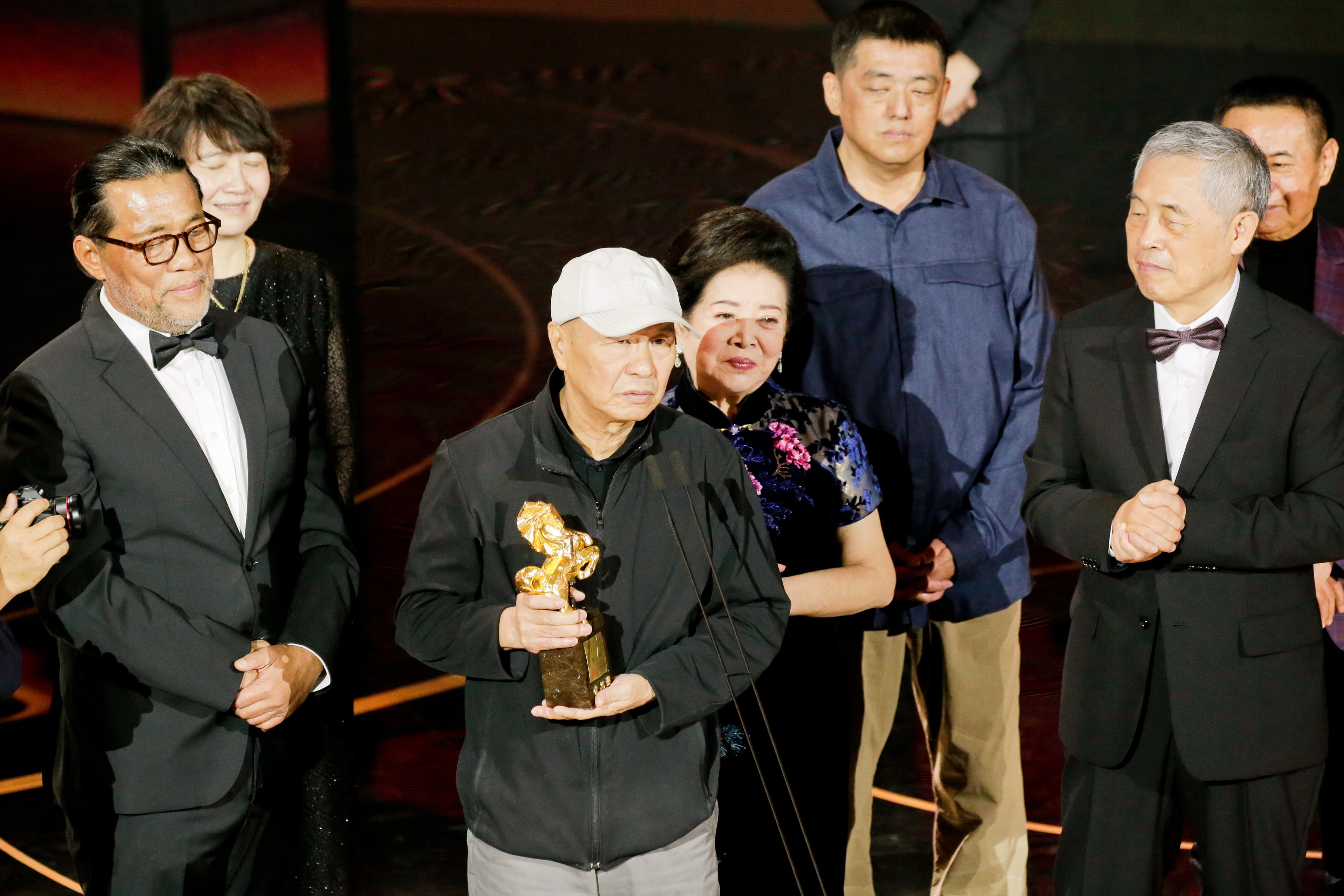 侯孝賢（中持獎盃者）早年與張華坤及導演陳坤厚合組電影公司，拍出不少經典作品。