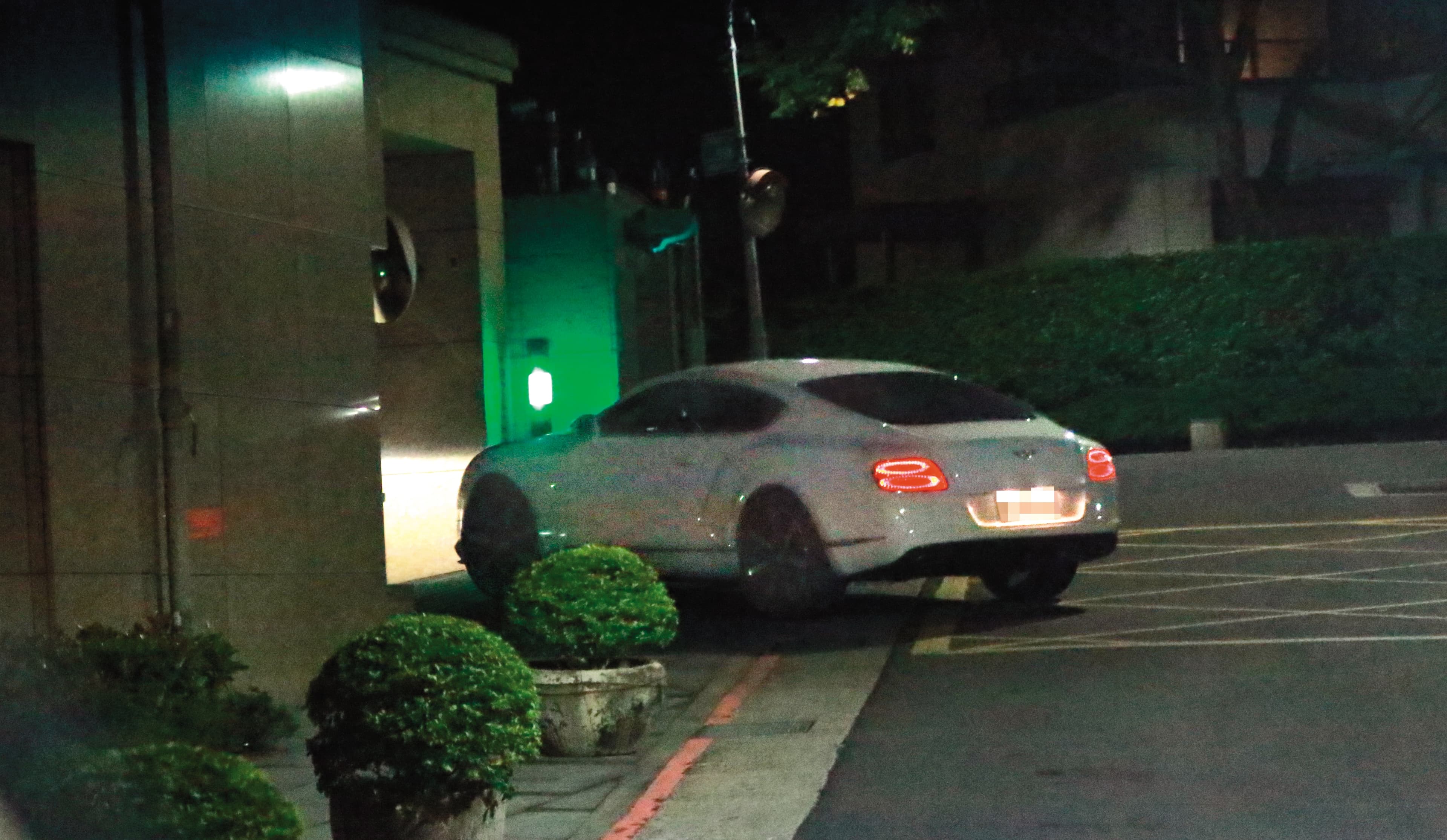00：28車子最後來到台北市內湖區的大樓地下停車場。