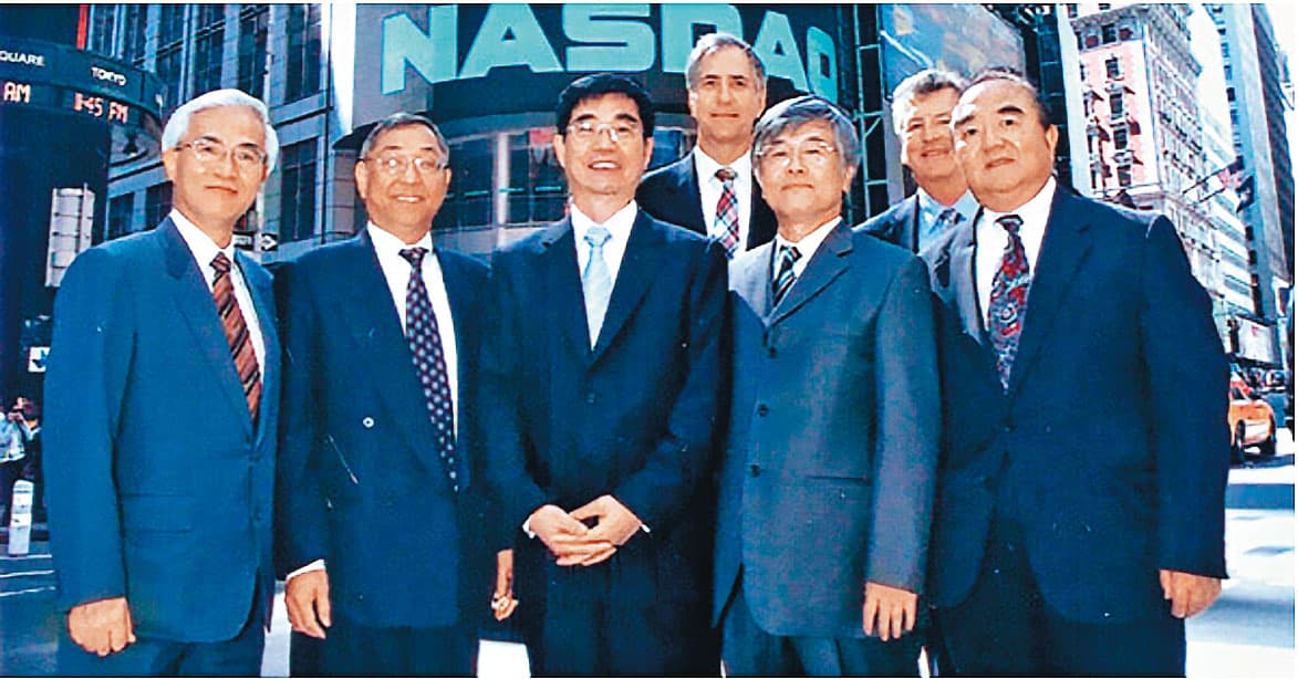 盧明光(左1)在光寶集團一路從經理、廠長、副總經理做到旭麗總經理,只要哪一個廠不賺錢,公司就派他去當救火隊,左3為光寶集團董事長宋恭源。(盧明光提供)