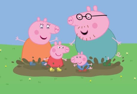 佩佩豬一家人喜愛跳水坑,全身沾滿泥巴是常有的事。(翻攝PeppaPigHKTW臉書)