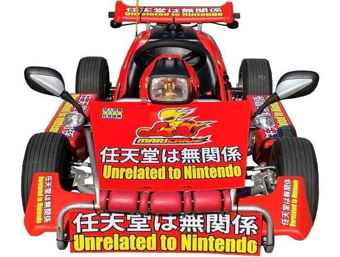 MariCAR一度將車身塗裝布滿「任天堂は無関係」「 Unrelated to Nintendo」超大字樣,後來擔心侵權又再度移除。(翻攝自MariCAR官網)