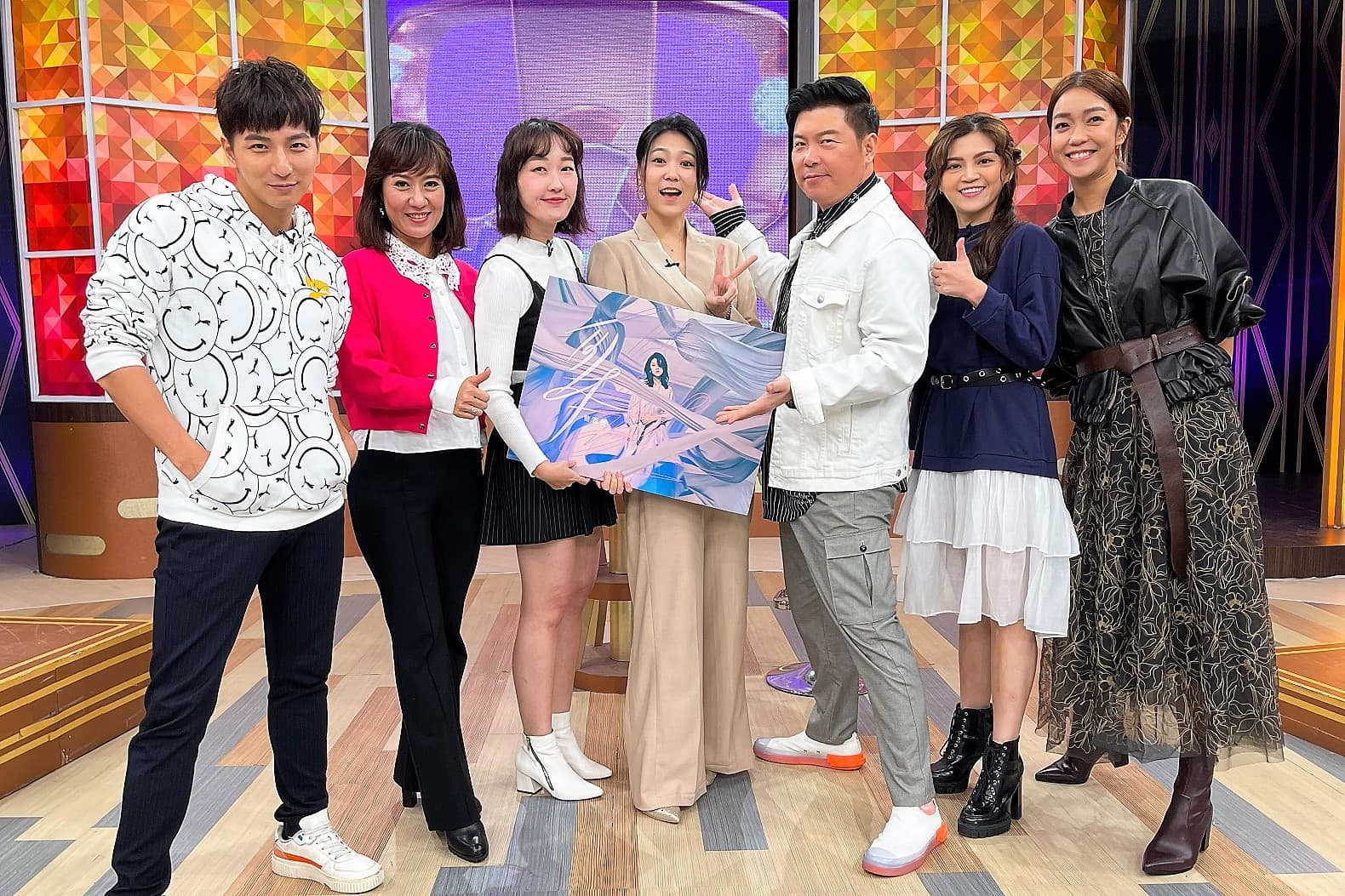 曹雅雯(中)、大霈(右一)、楊奇煜(左一)、林姿佑(左二)及葉欣眉(右二)上《一袋女王》分享2020年的大起大落。(衛視中文台提供)