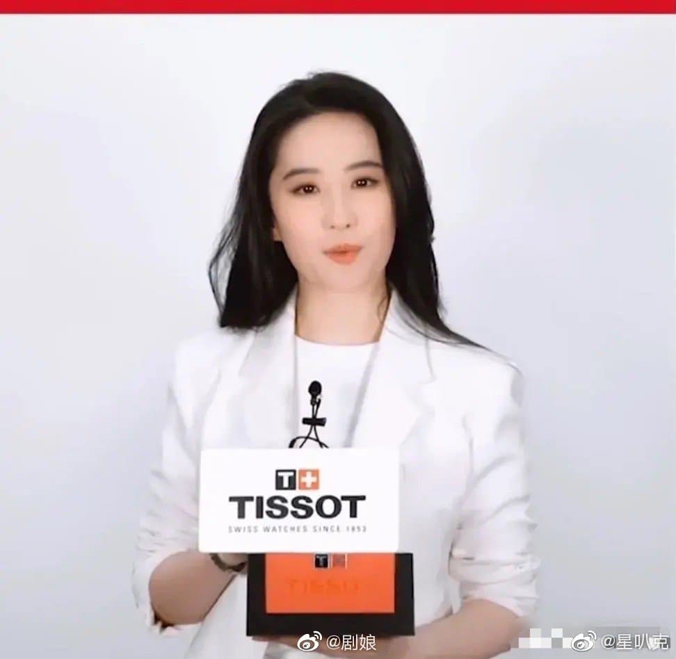 為精品拍攝宣傳影片的劉亦菲,從瓜子臉變鵝蛋臉,原本的尖下巴整個變圓。(微博圖片)