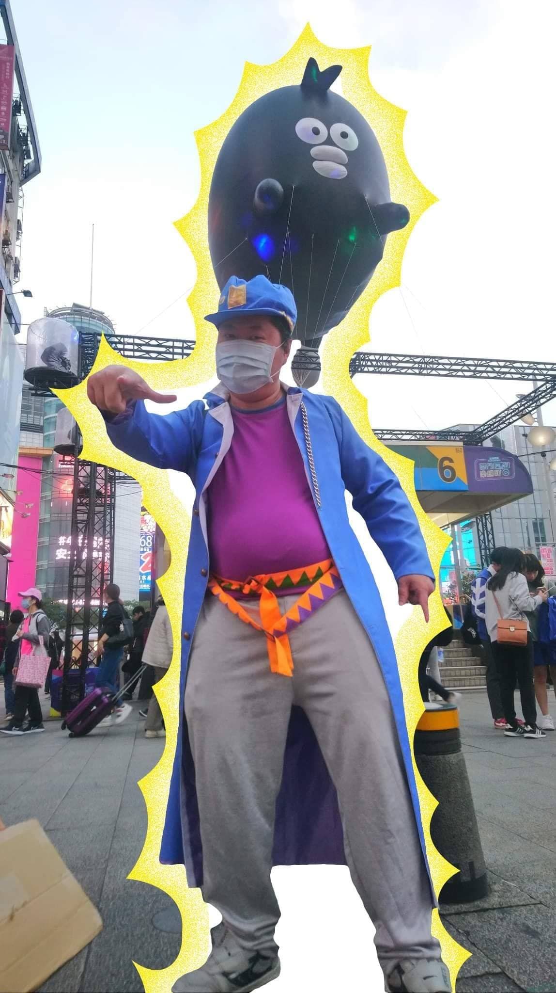 音地大帝扮成《Jojo的奇幻冒險》的角色在西門町徵夥伴。(翻攝自音地大帝臉書)