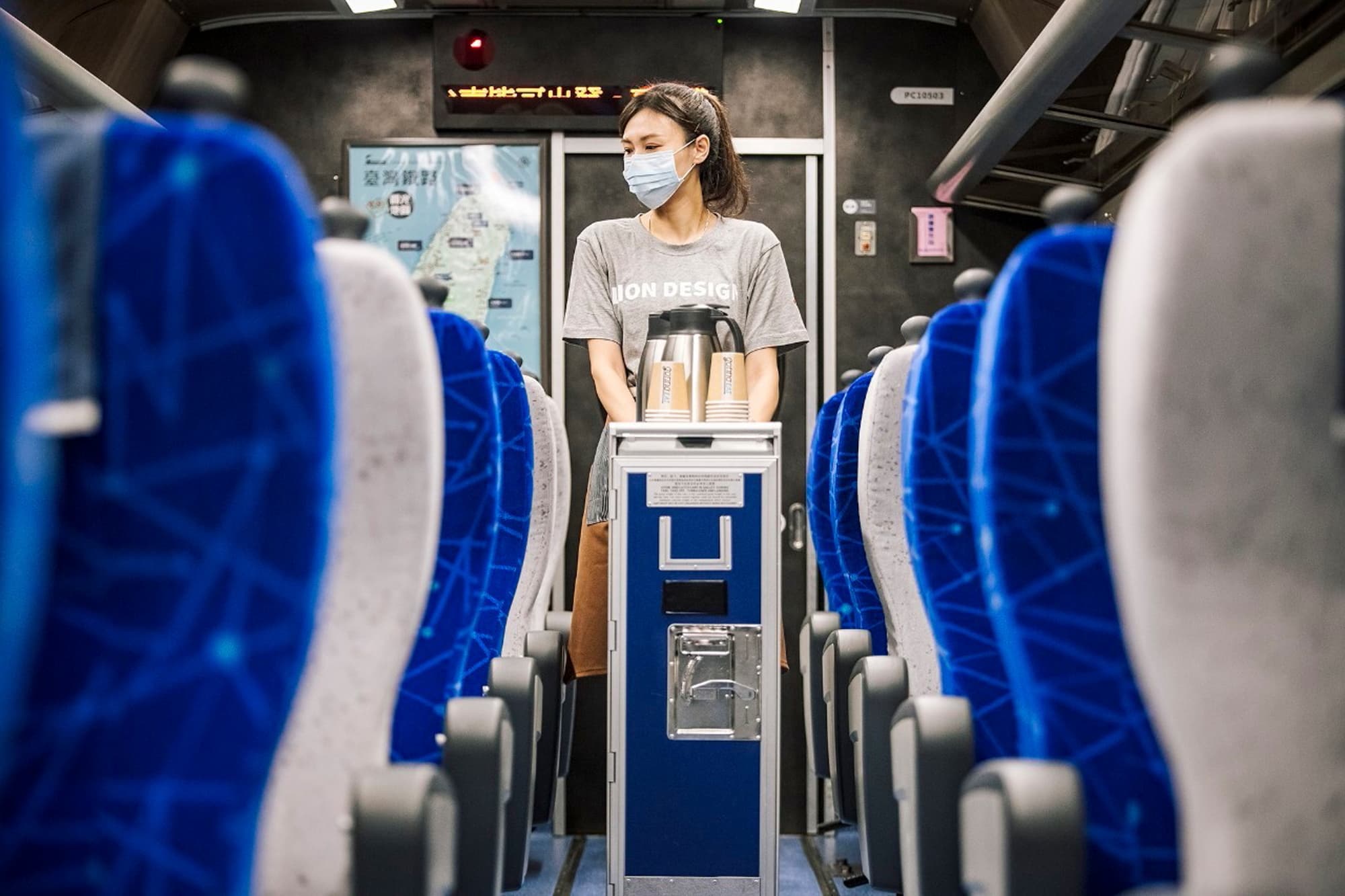 鳴日號配置專業管家，為旅客提供茶水、送餐等服務。（雄獅旅遊提供）