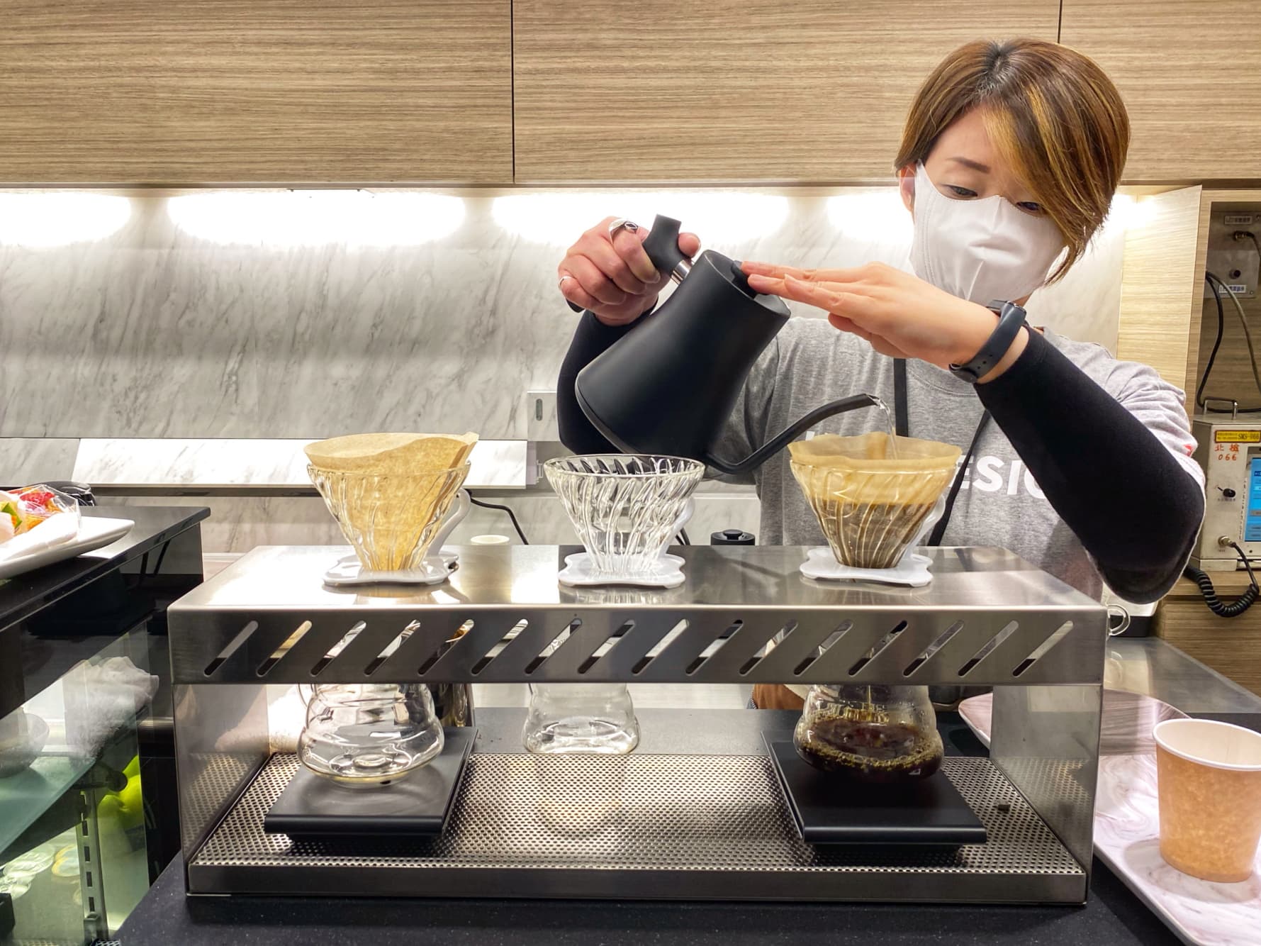 吧檯車廂提供精緻咖啡、茶點與輕食。