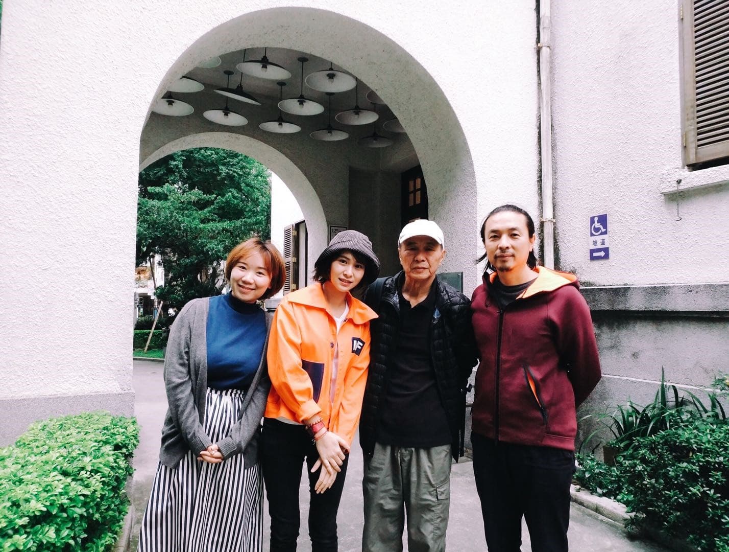 《好好拍電影》攝製「核心三人組」文念中(右一)、潘蘇晨(左二)、姜雯潔(左一)來台訪問導演侯孝賢(右二)。(文念中提供)