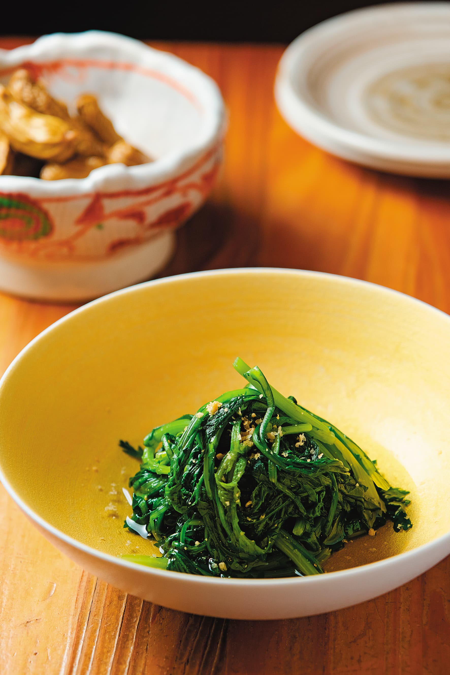 時令蔬菜如「山茼蒿浸物」(前,130元/份)和落花生醬油煮(後,160元/份)都適合搭年輕的酒。
