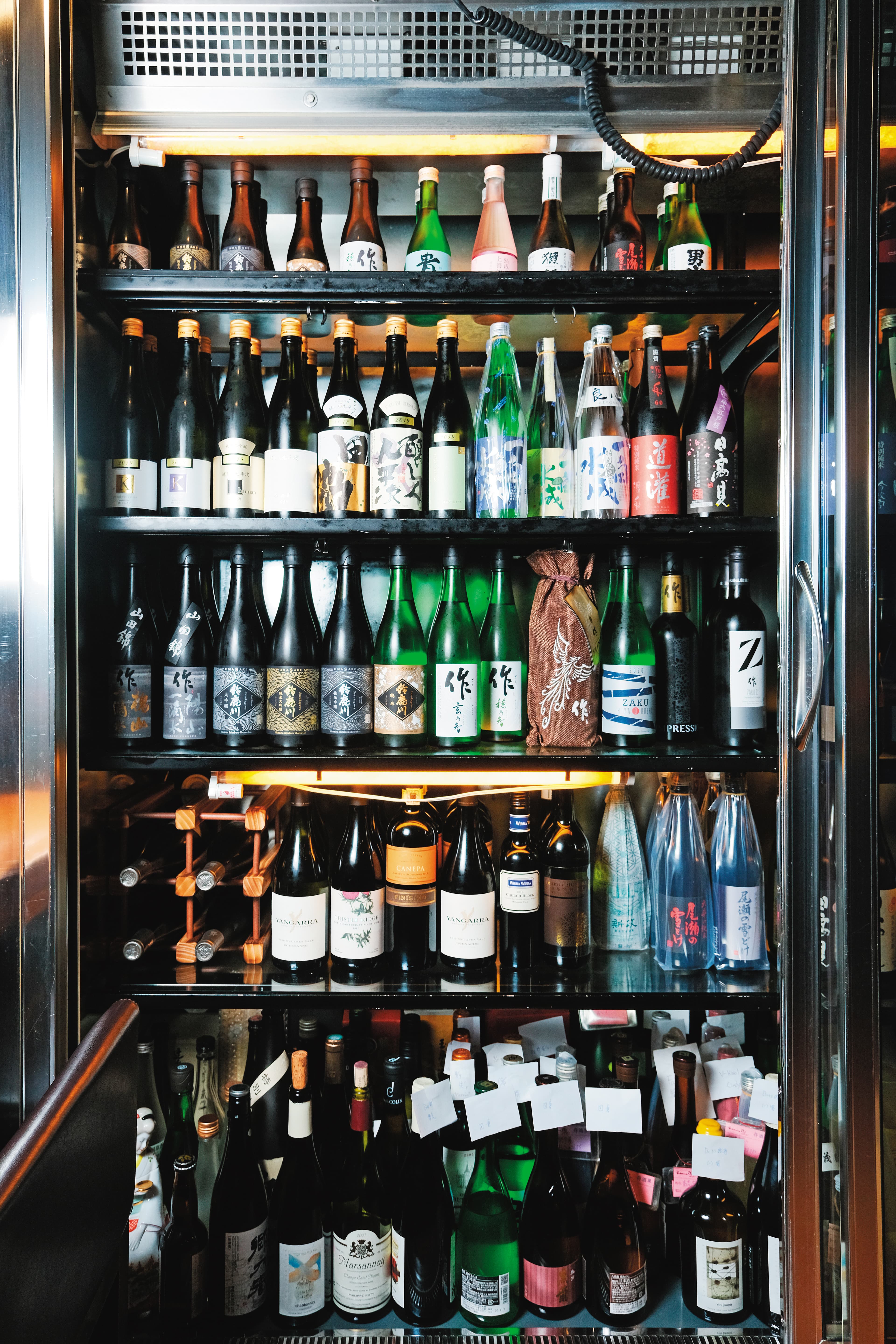 到歐子豪開的居酒屋「Hanabi」,冷藏櫃裡隨時備有多款日本酒。