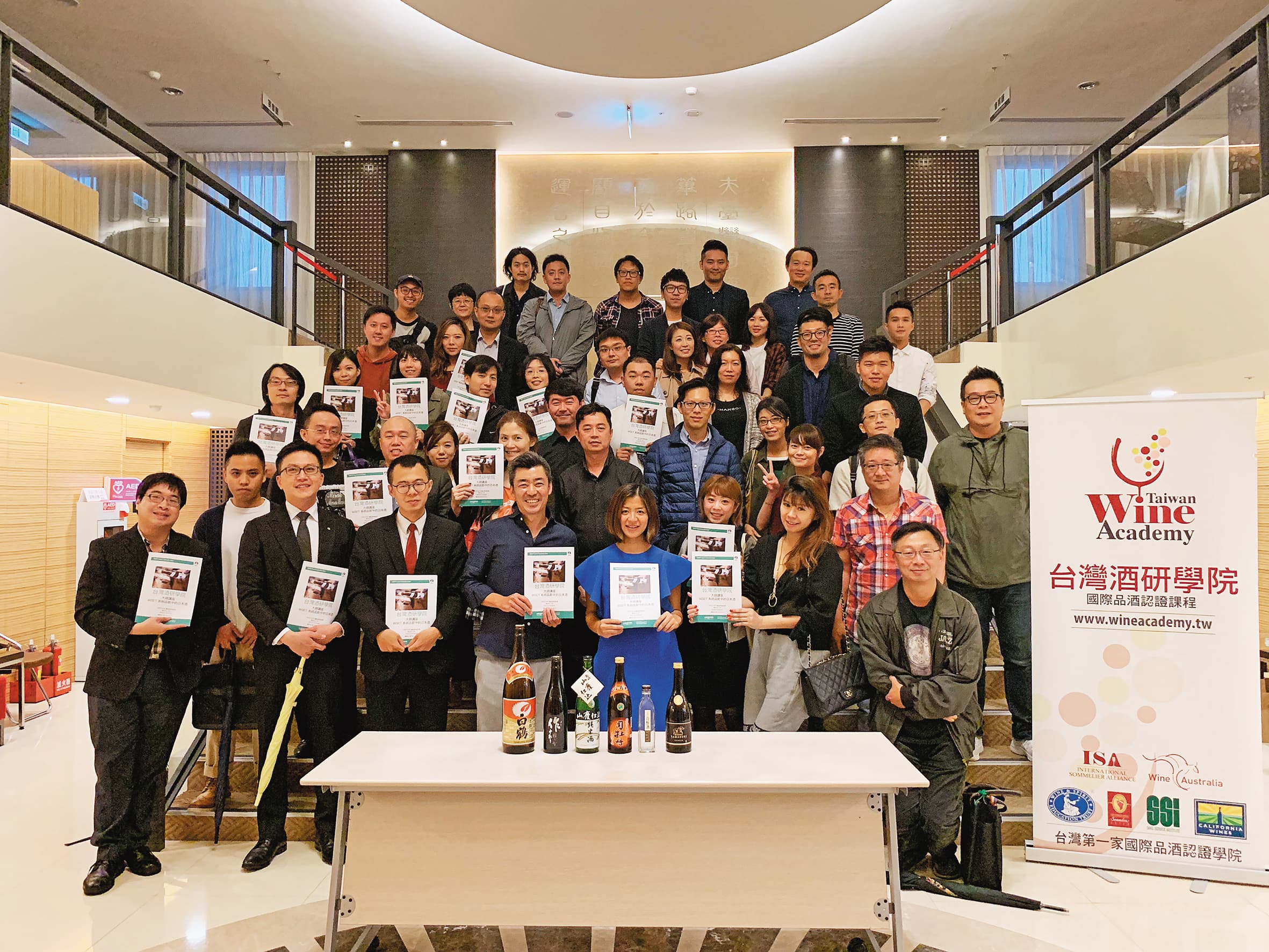 歐子豪(前排左四)是台灣酒研學院的固定講師,台灣想學日本酒的人,大都上過他的課。(歐子豪提供)