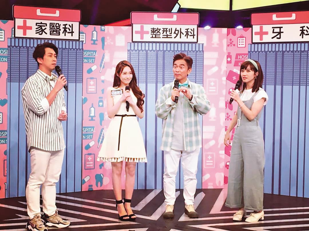 鄔又曦(左二)曾以「最美護理師」的名號,登上吳宗憲(右二)的節目。(翻攝自《綜藝大熱門》)