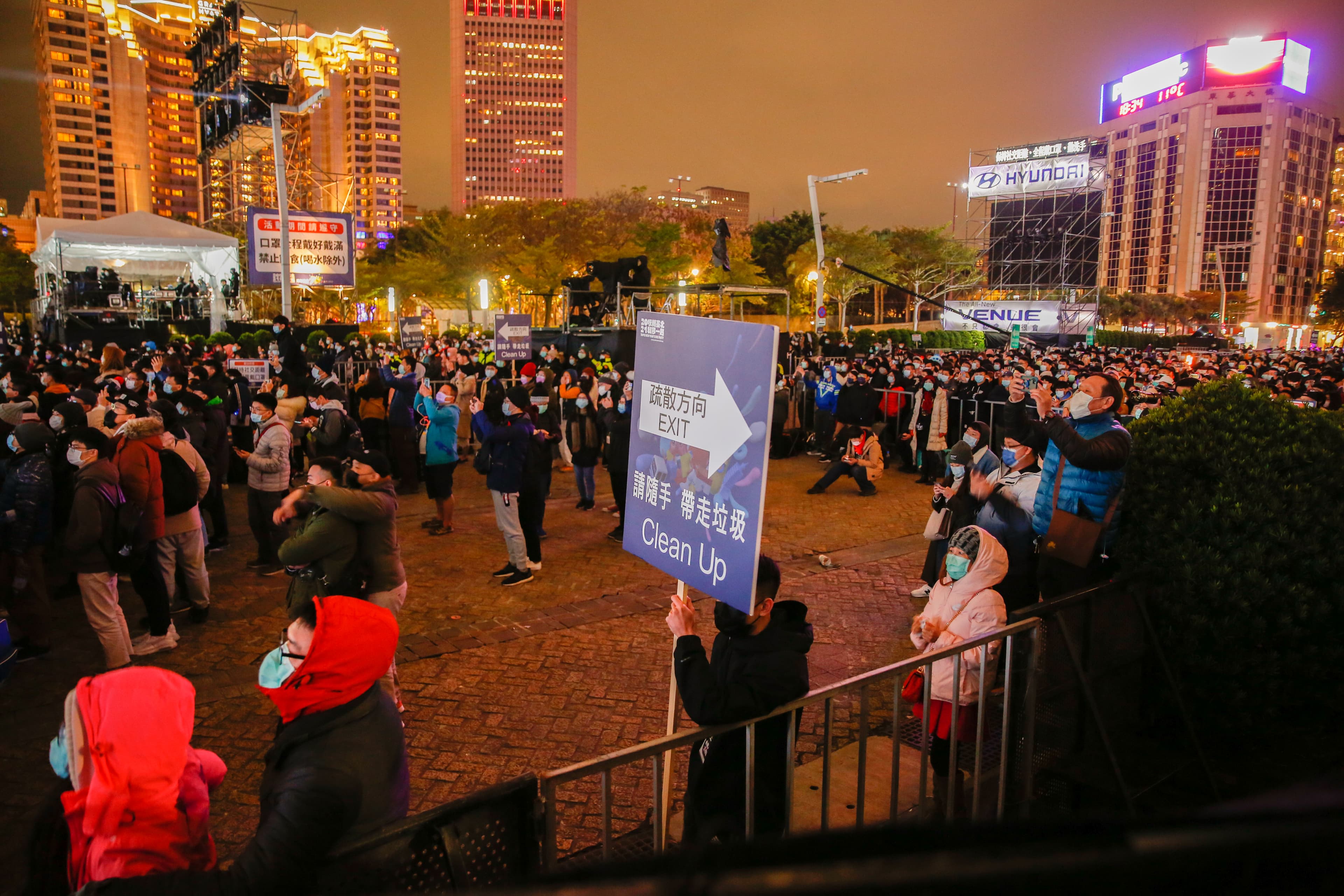 台北跨年晚會照常舉辦,限4萬人入場,但現場人數遠不如以往。