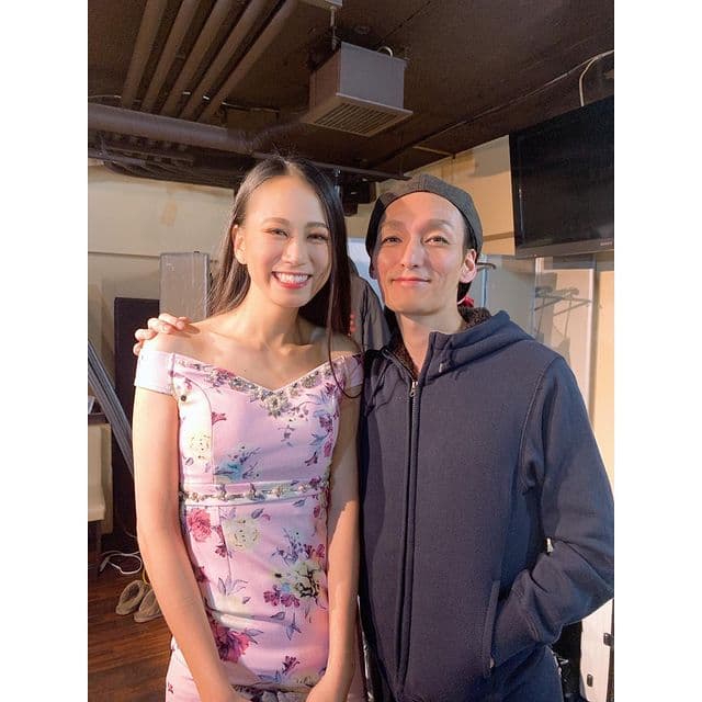 真田怜臣（左）是日本少數的跨性別演員，她在電影中飾演草彅剛的同事。（翻攝自真田怜臣Instagram）