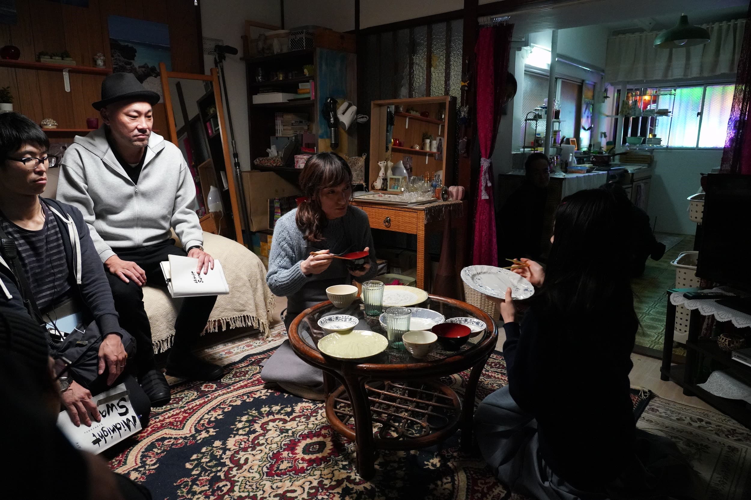 內田英治(左二)編導《午夜天鵝》,到電影開拍都還持續進行田野調查,不時修改或追加故事。(天馬行空提供)