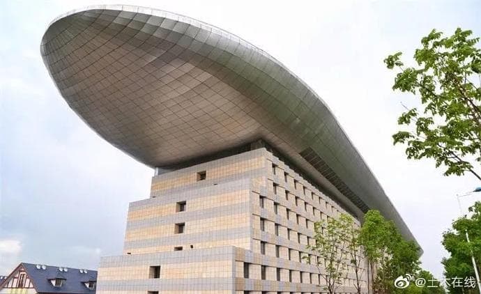 長白山長白天地度假酒店被選為2020年「中國10大醜陋建築」亞軍。(翻攝自土木在線微博)