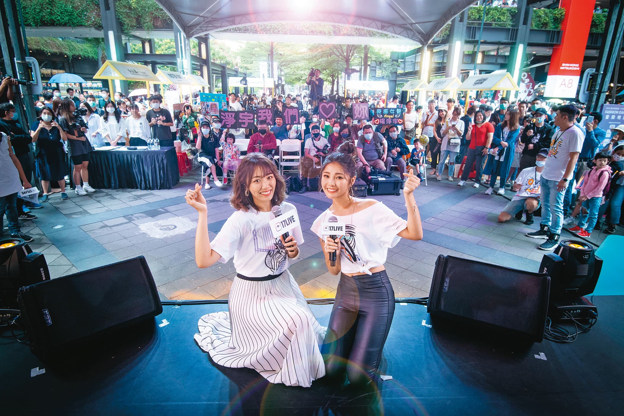 17LIVE看好台灣音樂市場,旗下LIVER「甜版陳綺貞」陳韻喬(左)、小提琴家LIVER歐琳(右)出席集團新秀選拔演唱會,有如明星粉絲見面會。(17LIVE提供)